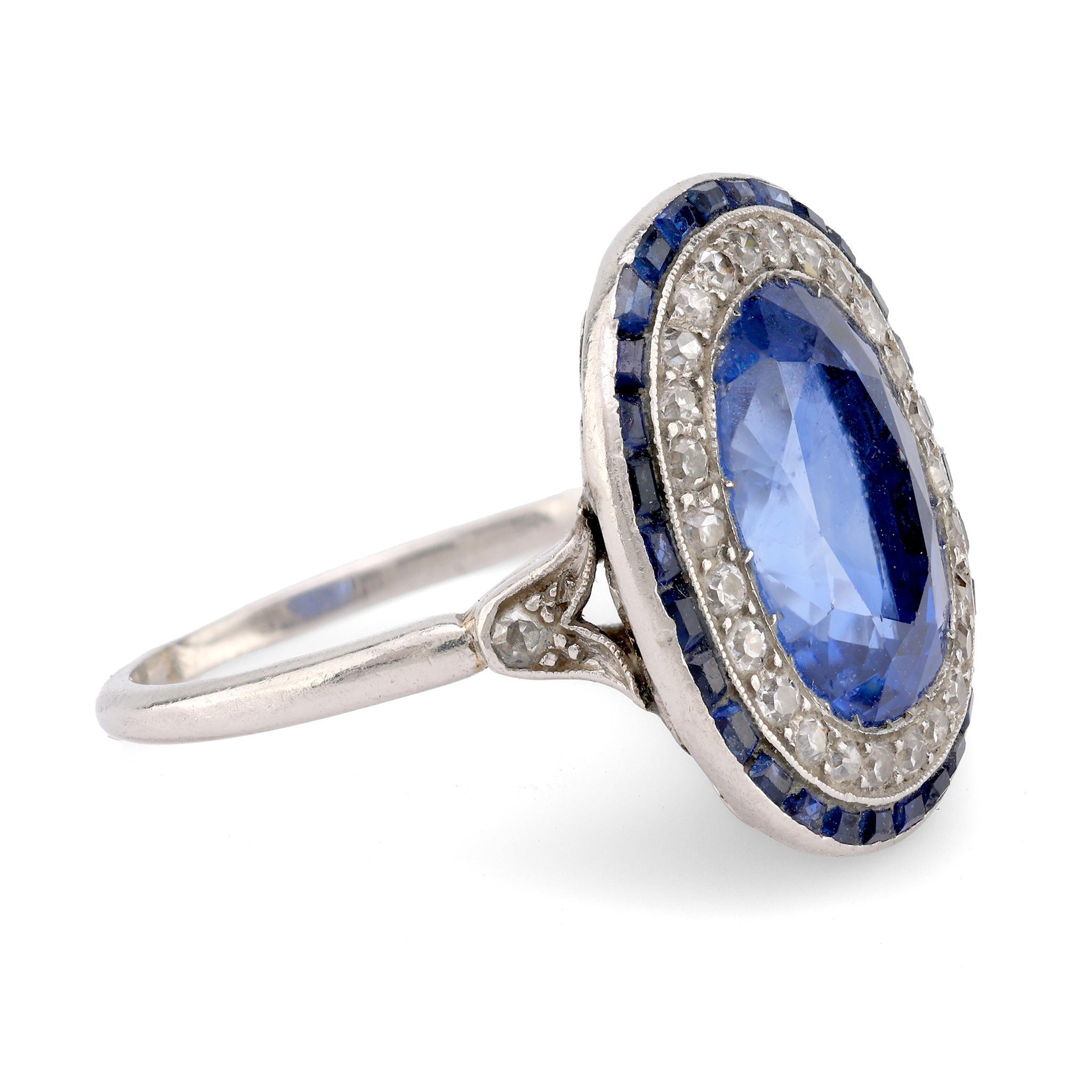 Platin-Cluster-Ring, Art déco, Französisch, 4 Karat Burma, unbehandelter Saphir, Diamant, Platin (Ovalschliff)