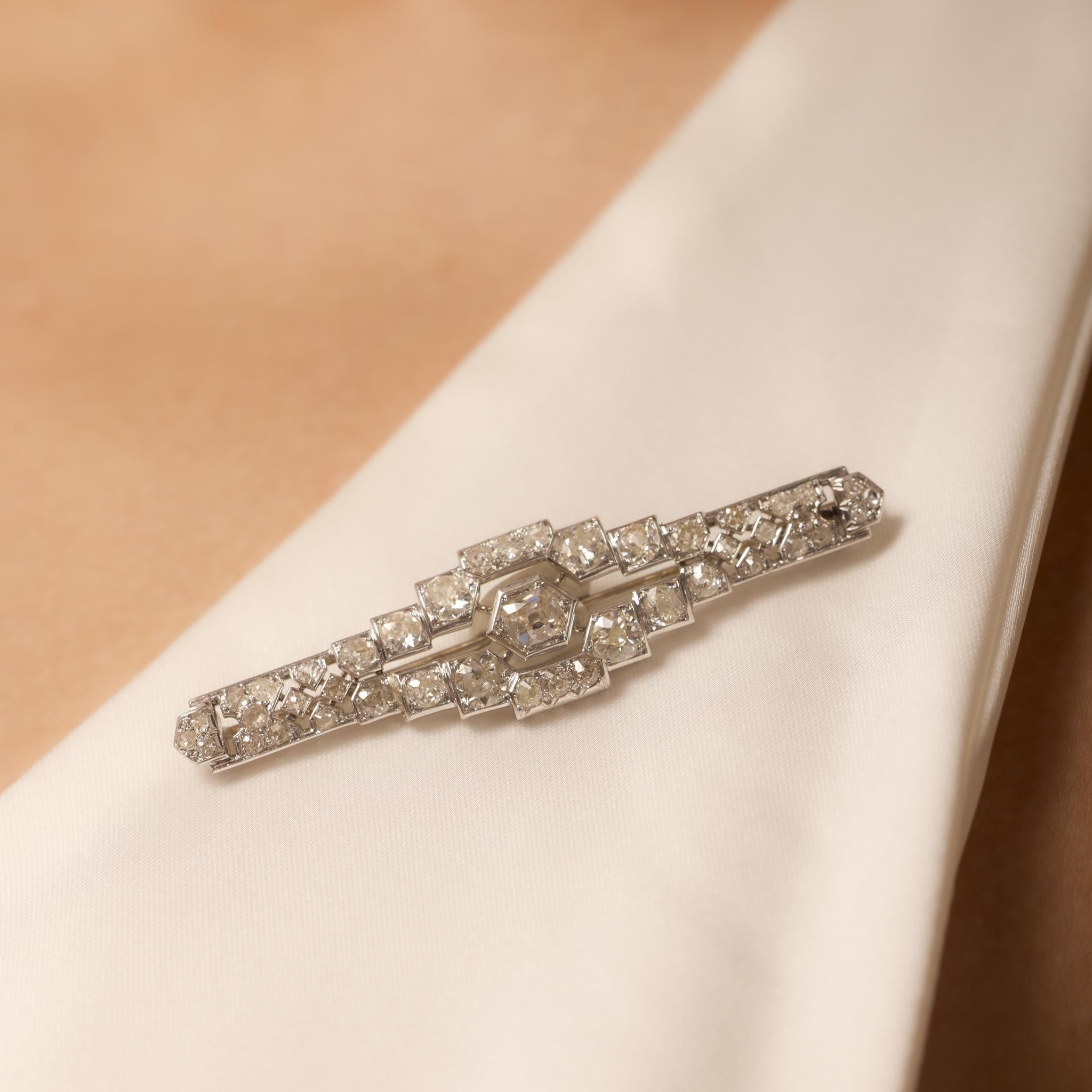 Art Deco French 4.40 carat total weight diamond platinum brooch In Good Condition For Sale In Beverly Hills, CA