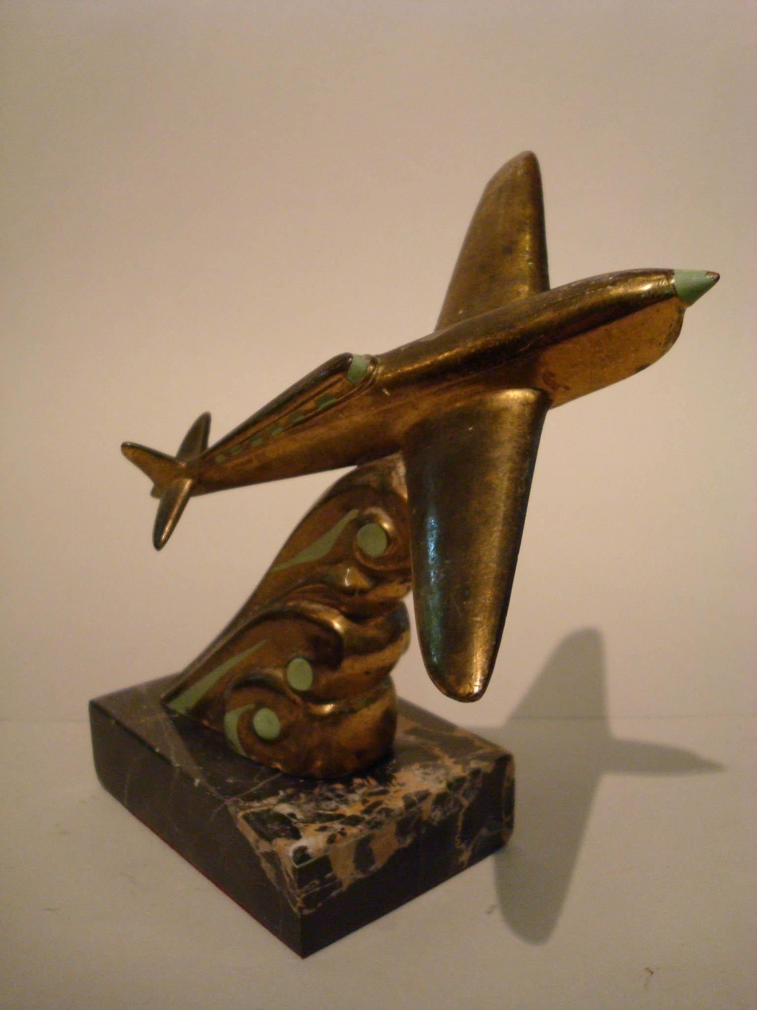 Art Deco French airplane desk paperweight sculpture.
Airplane has original paint, some wear that you can see on the pictures.
It´s a rare model. It has a moderniste, Art Deco style.
Mounted over a black portoro marble base.