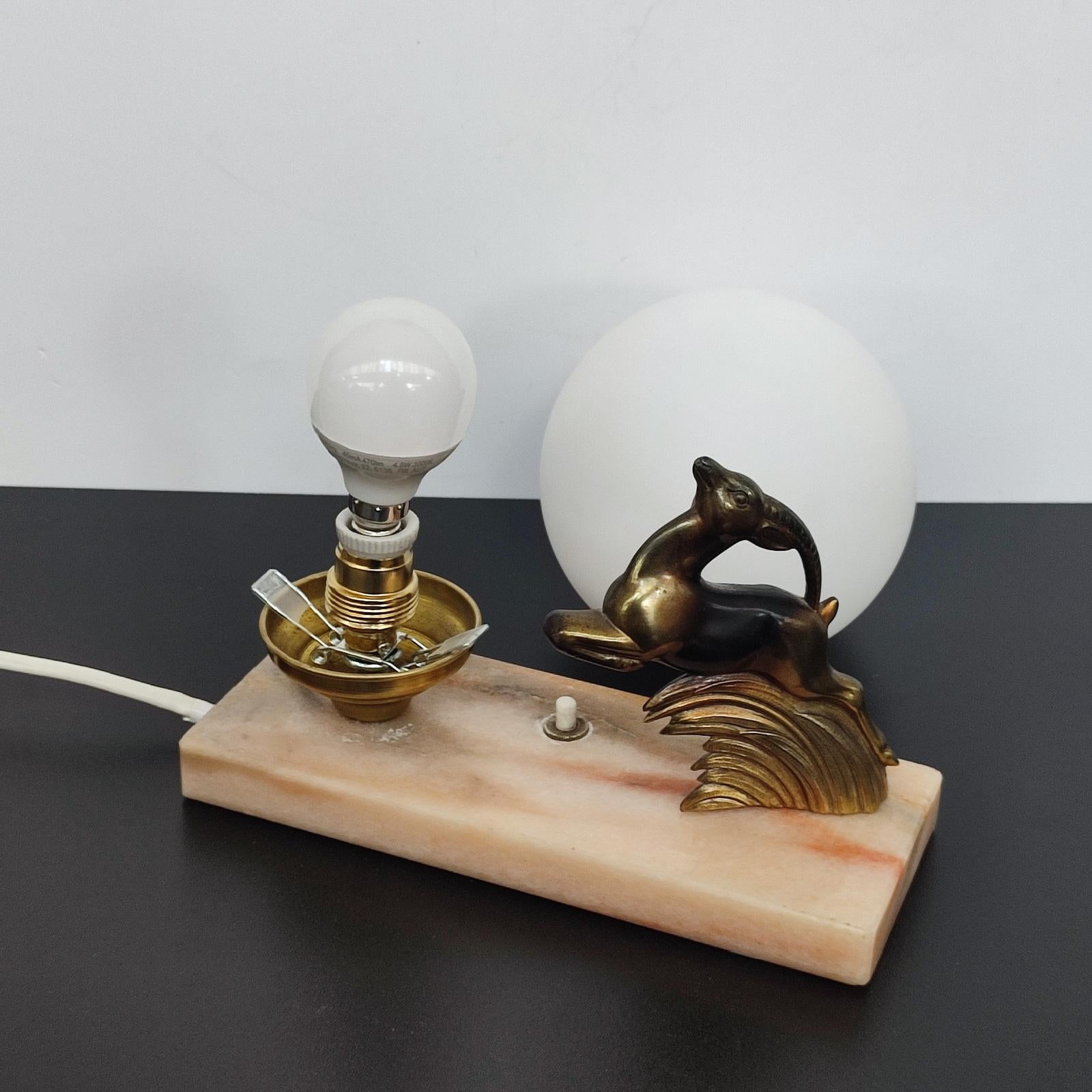 Lámpara francesa Art Déco Antílope - Globo de cristal satinado, años 20 en venta 2