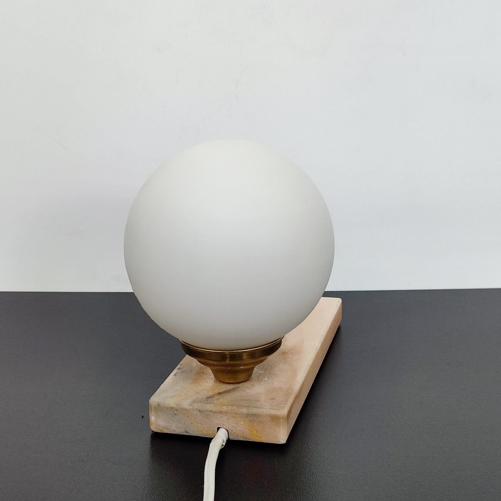 Lámpara francesa Art Déco Antílope - Globo de cristal satinado, años 20 Art Decó en venta