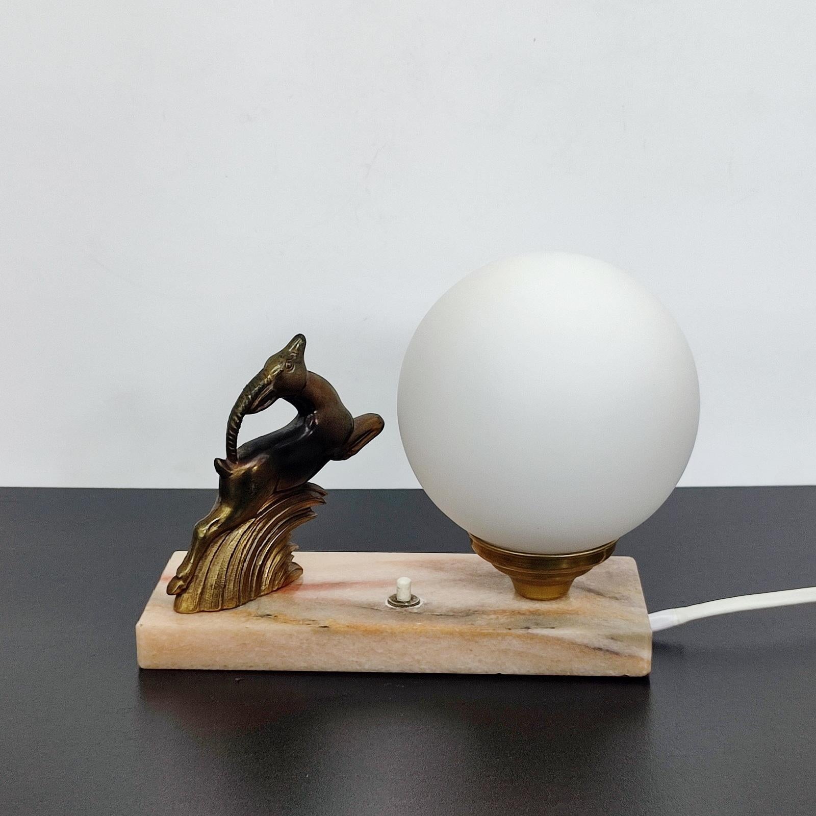 Lámpara francesa Art Déco Antílope - Globo de cristal satinado, años 20 Francés en venta