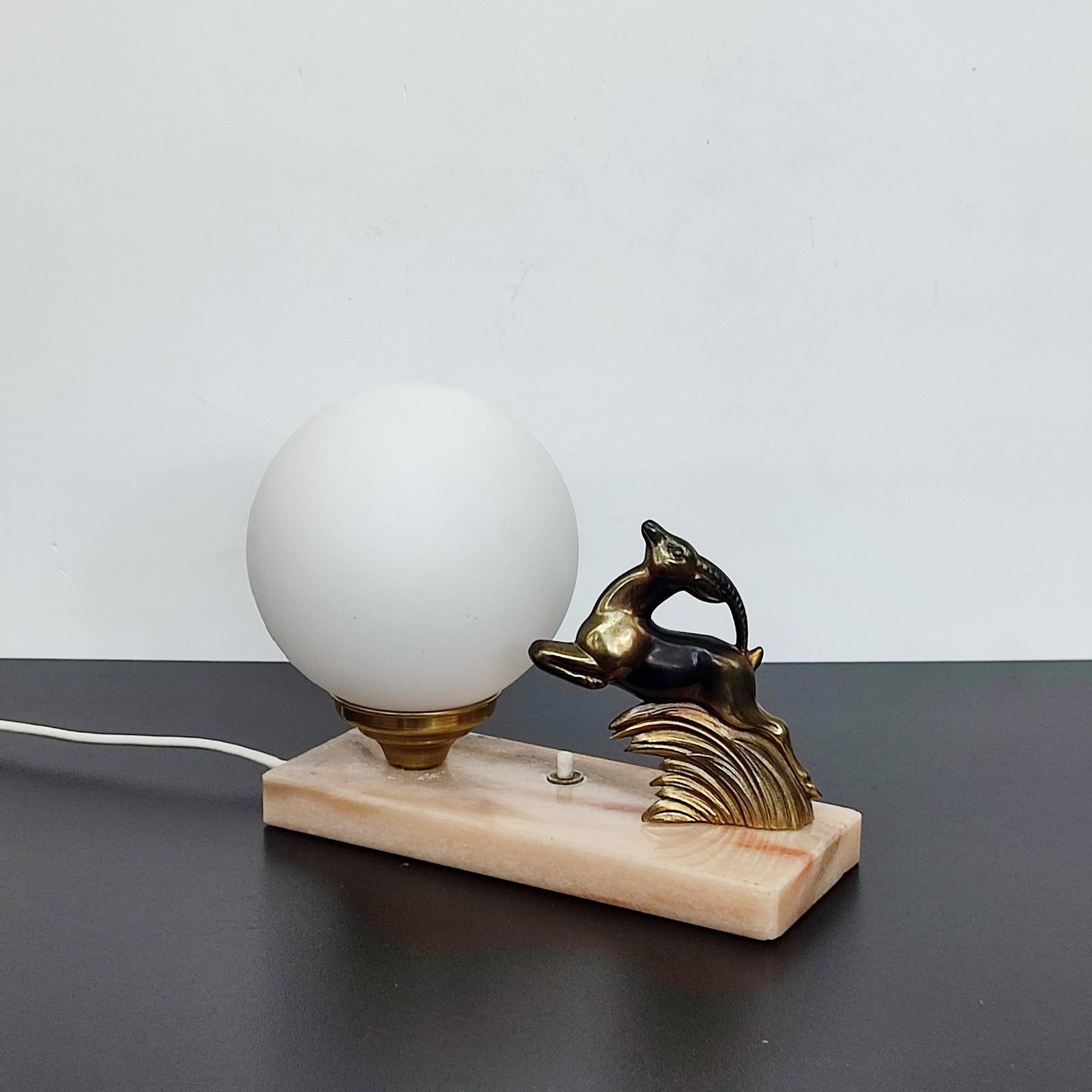 Lámpara francesa Art Déco Antílope - Globo de cristal satinado, años 20 en Bueno estado para la venta en Bochum, NRW