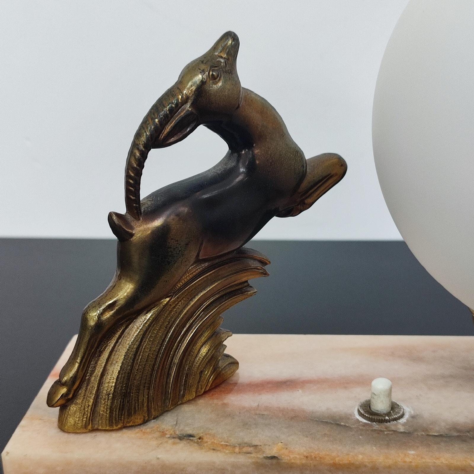 Lámpara francesa Art Déco Antílope - Globo de cristal satinado, años 20 en venta 1