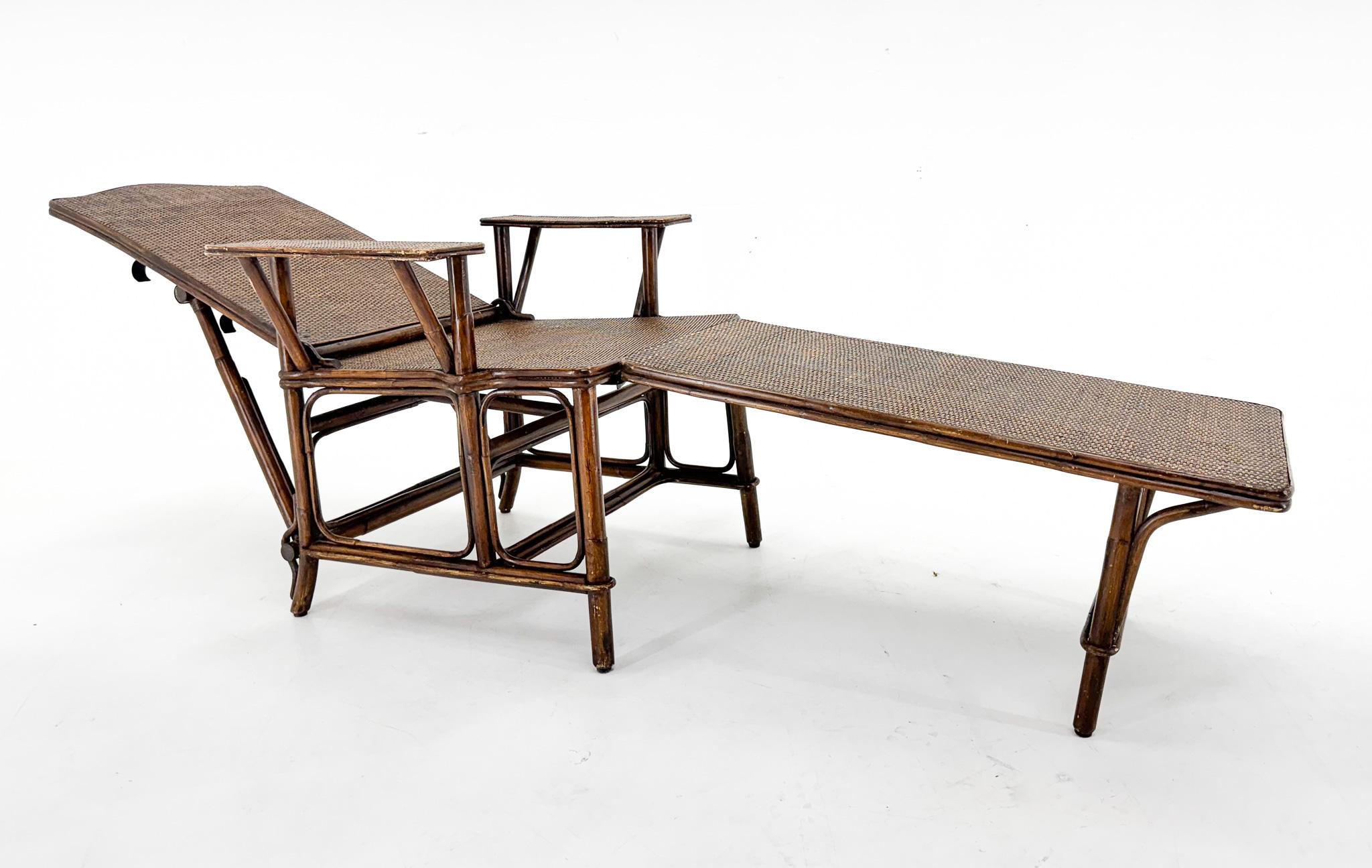Chaise longue française réglable Art Déco en bambou et osier. La chaise longue est équipée d'un repose-pieds amovible et le dossier est réglable en trois positions. Il est en très bon état compte tenu de son âge. Bien sûr, elle présente quelques