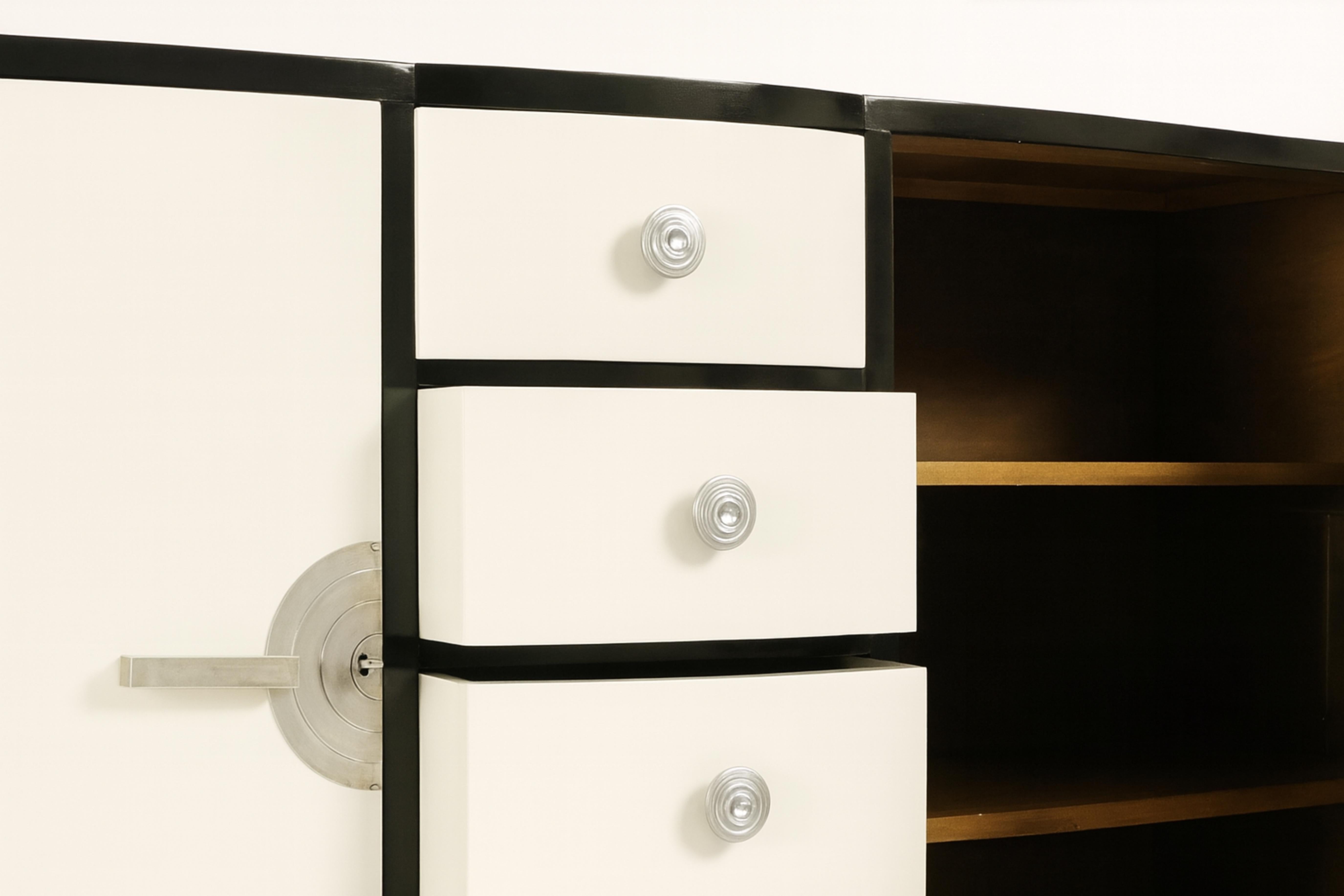 Credenza Art Deco francese con lacca nera e noce bianco, 20° secolo In condizioni buone in vendita a Lisbon, PT