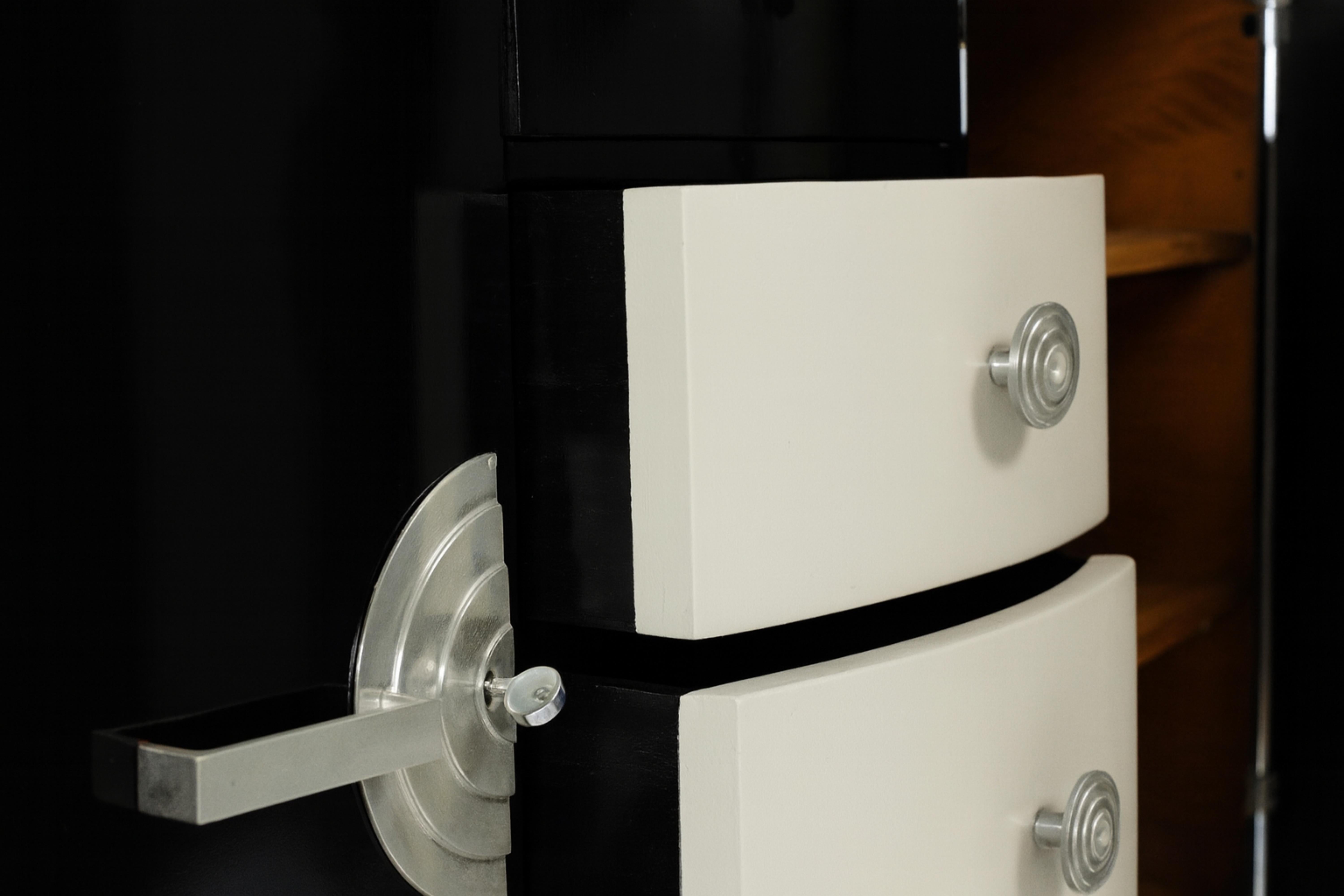 Una grande credenza Art Deco degli anni '40 presenta una notevole rielaborazione in bianco sporco e una rifinitura in colore nero. Ha un interno spazioso in cedro con due porte e quattro cassetti per stoviglie e posate. Il pezzo è impreziosito da
