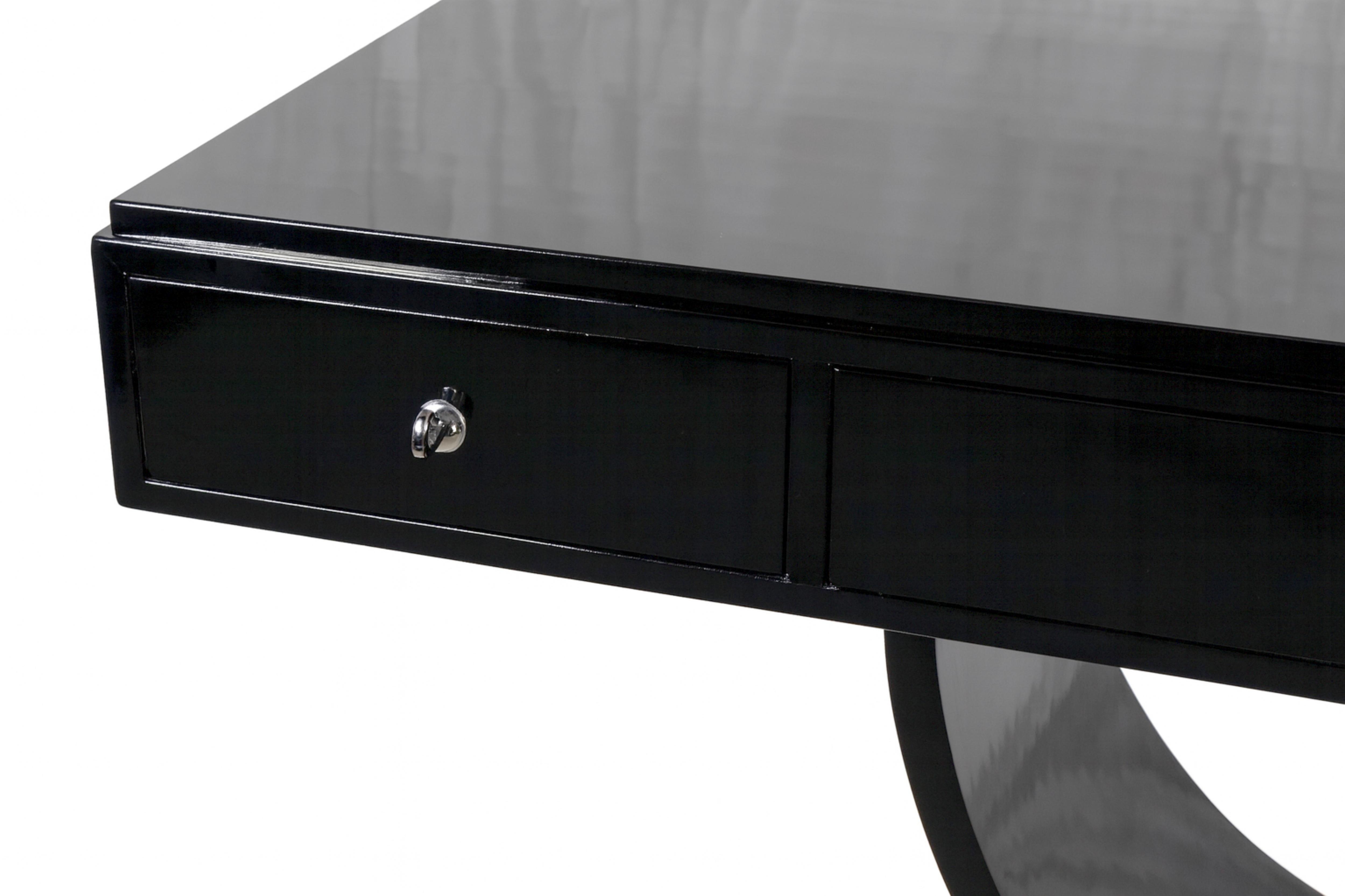 Ein eindrucksvoller Art Deco-Schreibtisch mit Nussbaum und verchromtem Gusseisen mit drei großen Schubladen und seitlichen umfangreichen Plattformen. 

Ideal für einen designorientierten Raum. 
