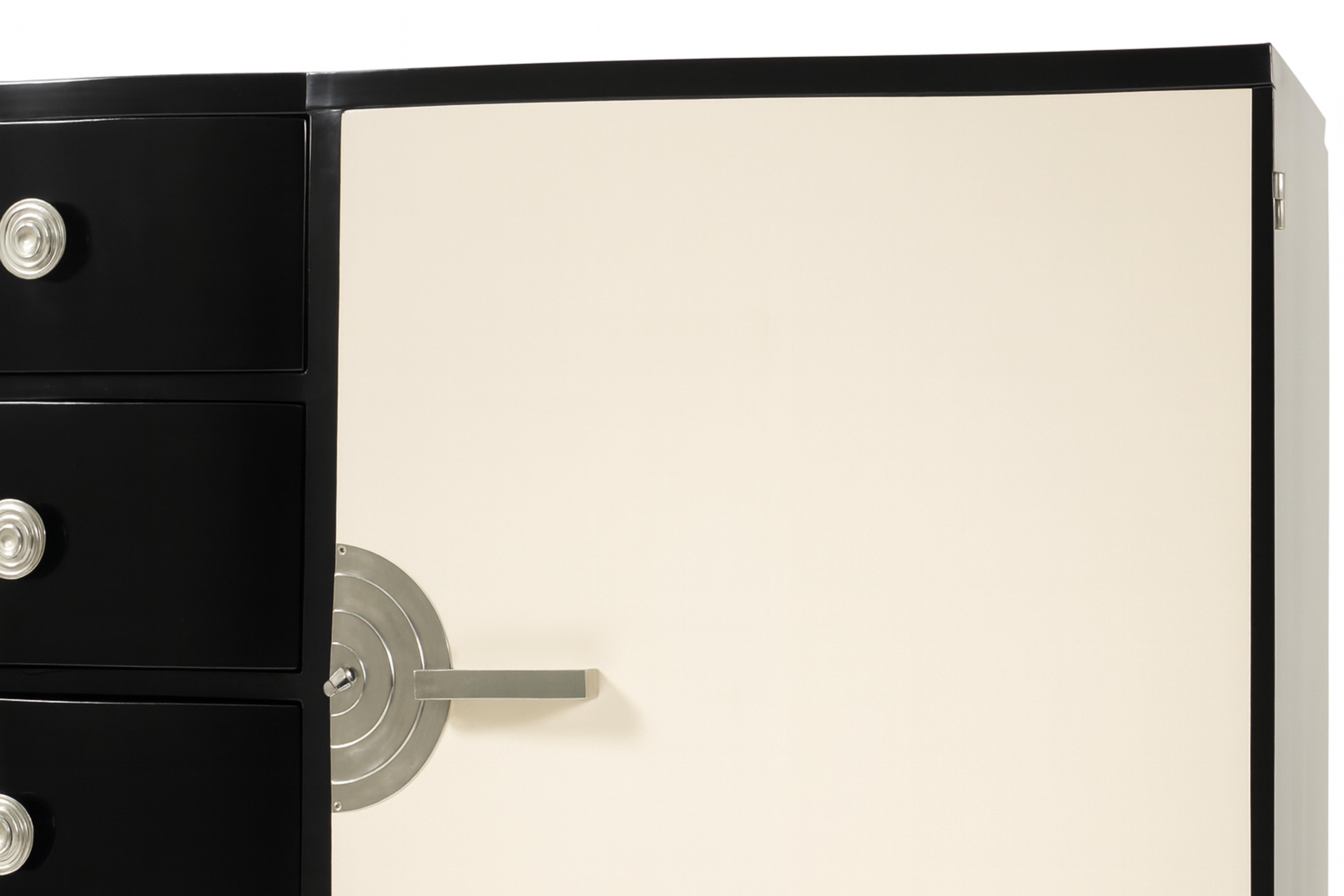 Una grande credenza Art Deco degli anni '40 presenta una notevole rifinitura in bianco nero (off white). Ha un interno spazioso in cedro con due porte e quattro cassetti per stoviglie e posate. Il pezzo è impreziosito da una ferramenta in ottone