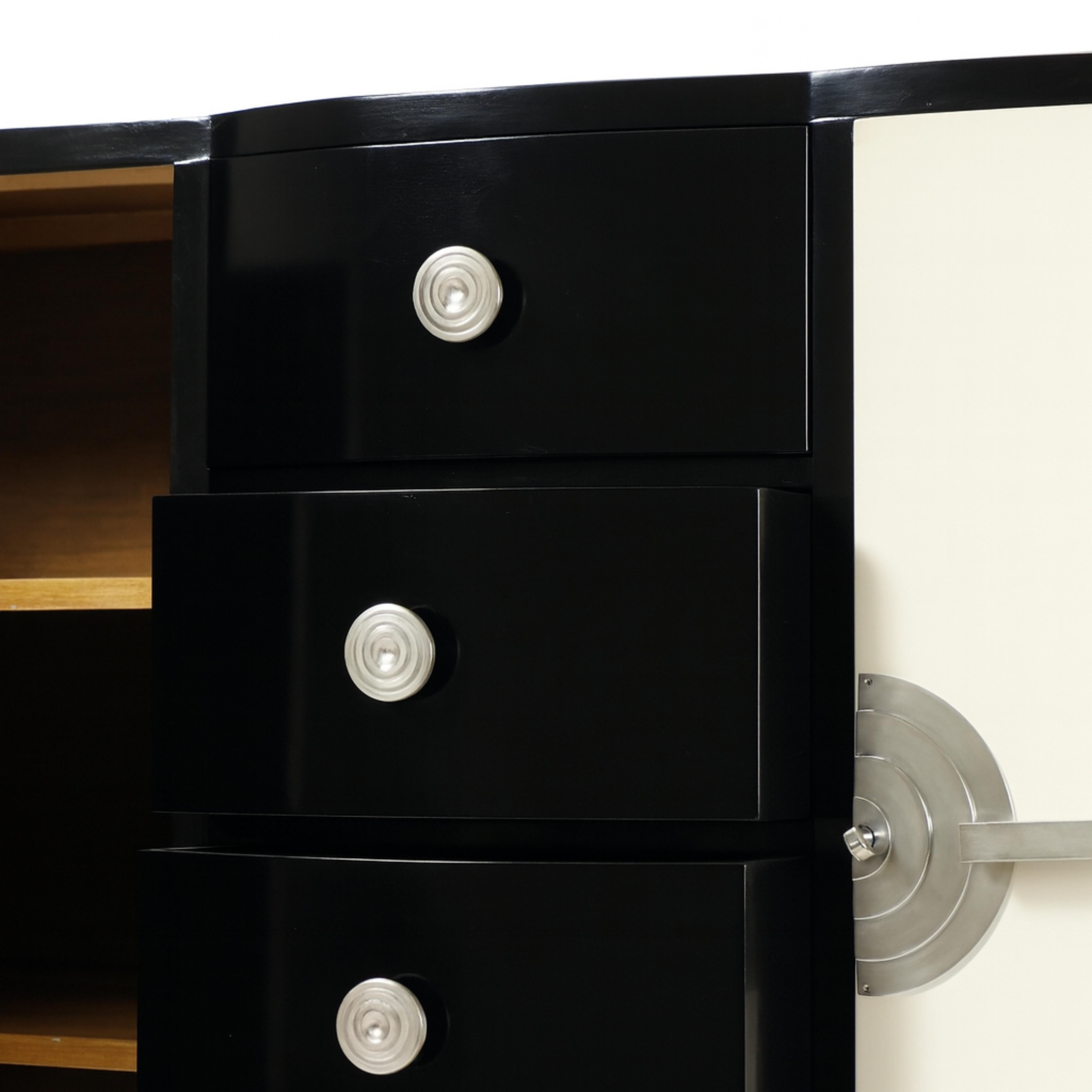 Ottone Credenza francese Art Deco in lacca bianca e nera, 20° secolo in vendita