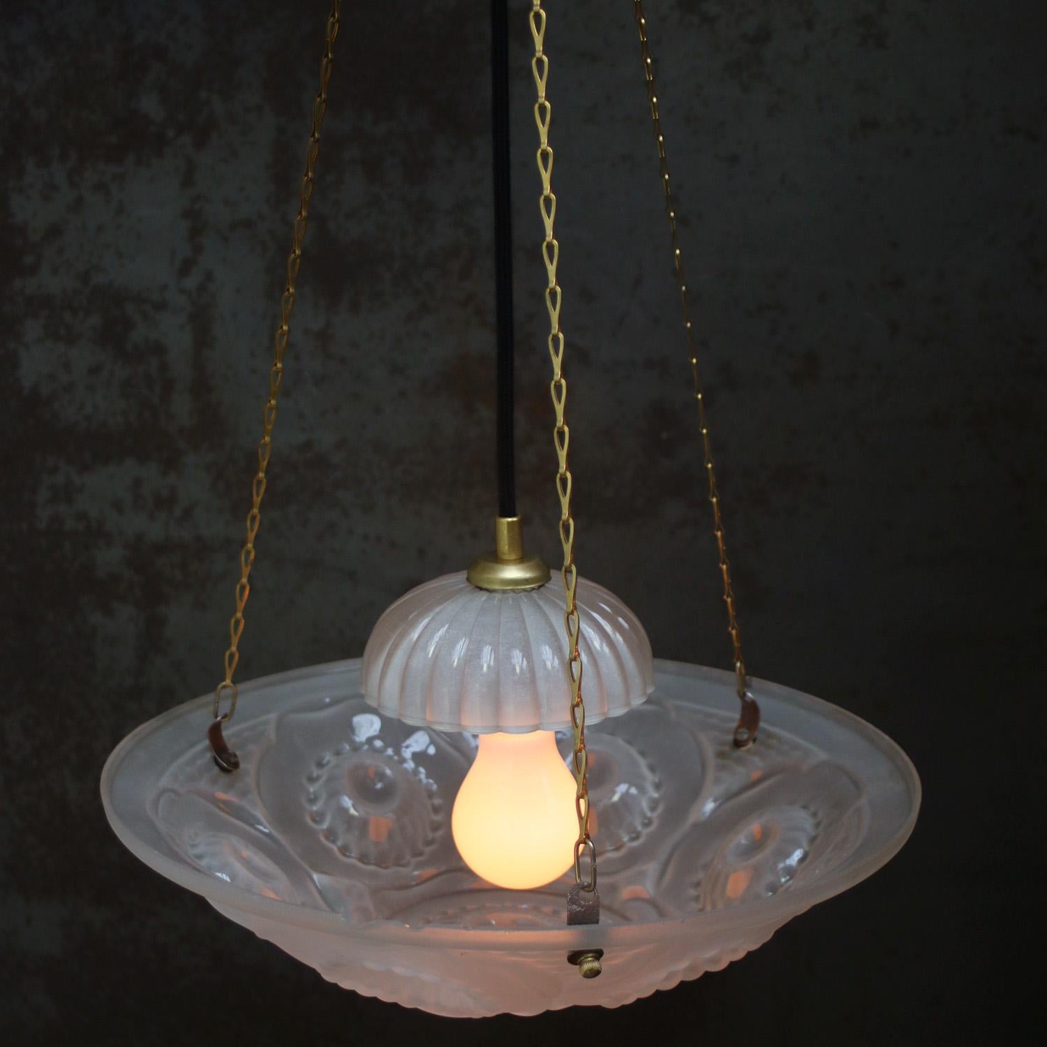 Art déco Suspension Art Déco en laiton français et verre dépoli gravé, années 1920 en vente