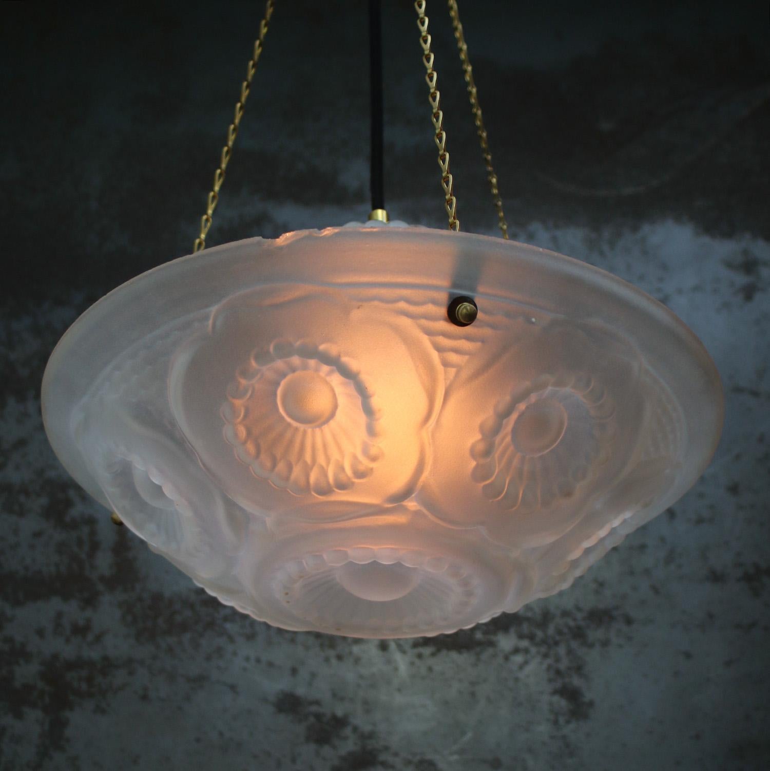 Français Suspension Art Déco en laiton français et verre dépoli gravé, années 1920 en vente