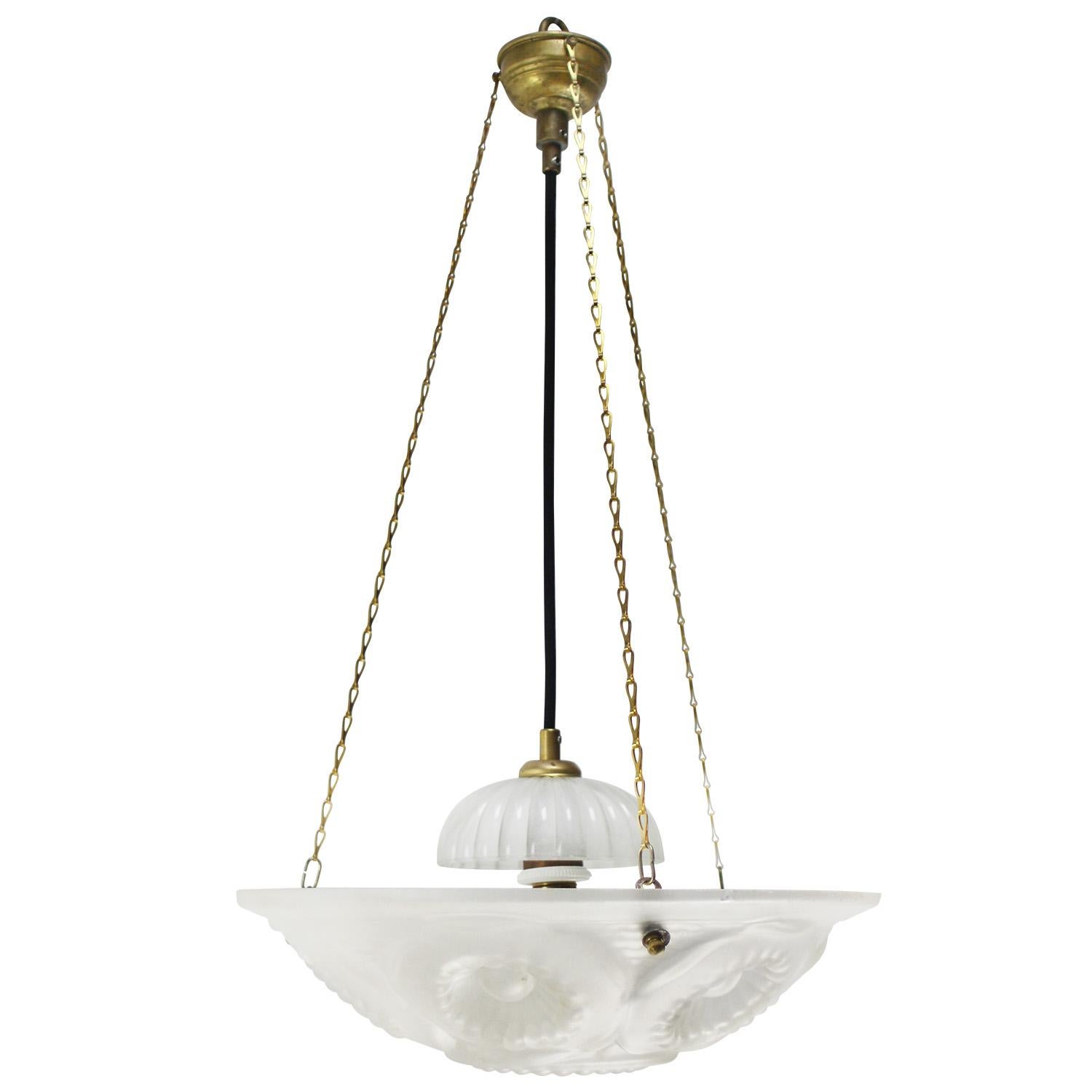 Buriné Suspension Art Déco en laiton français et verre dépoli gravé, années 1920 en vente