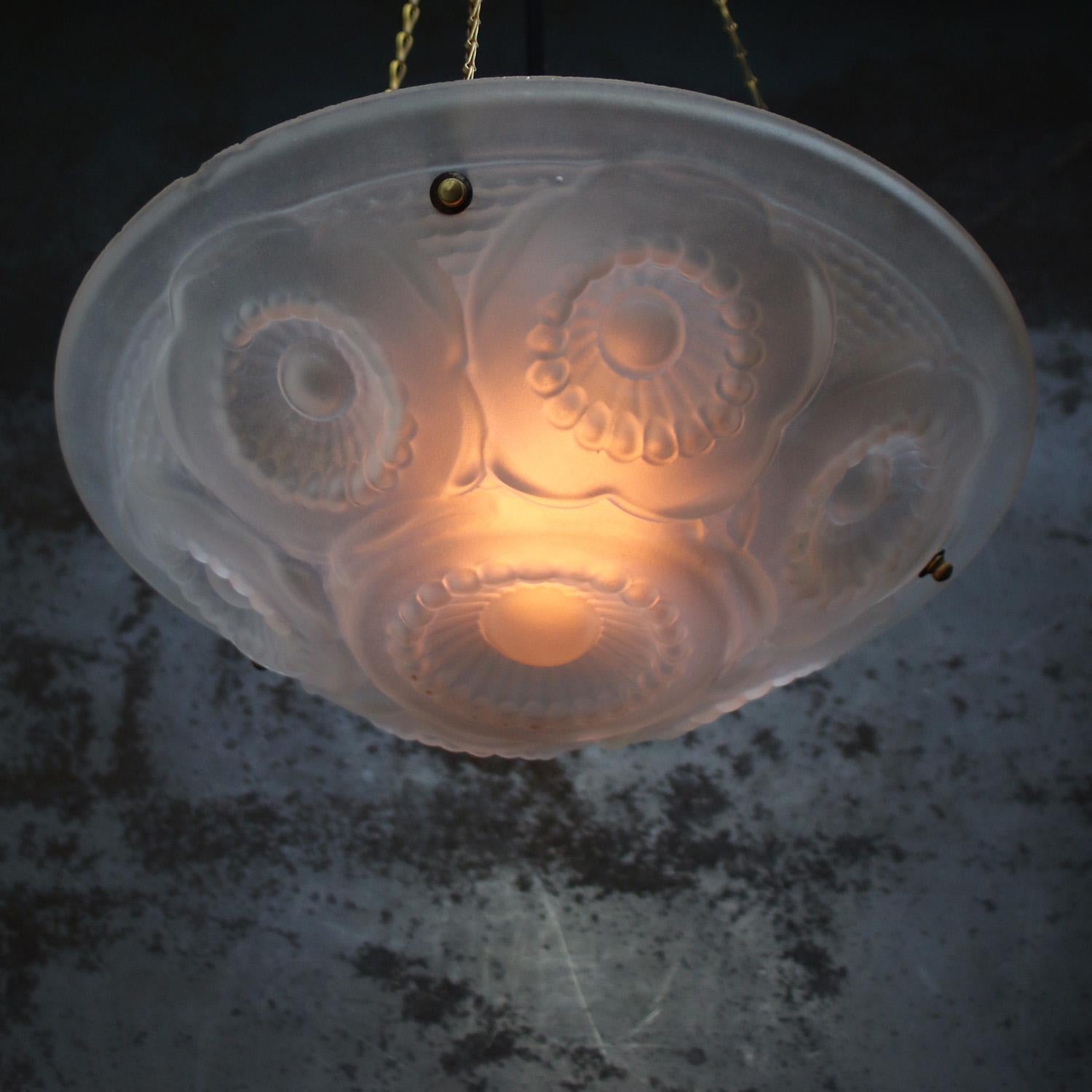 Suspension Art Déco en laiton français et verre dépoli gravé, années 1920 Bon état - En vente à Amsterdam, NL