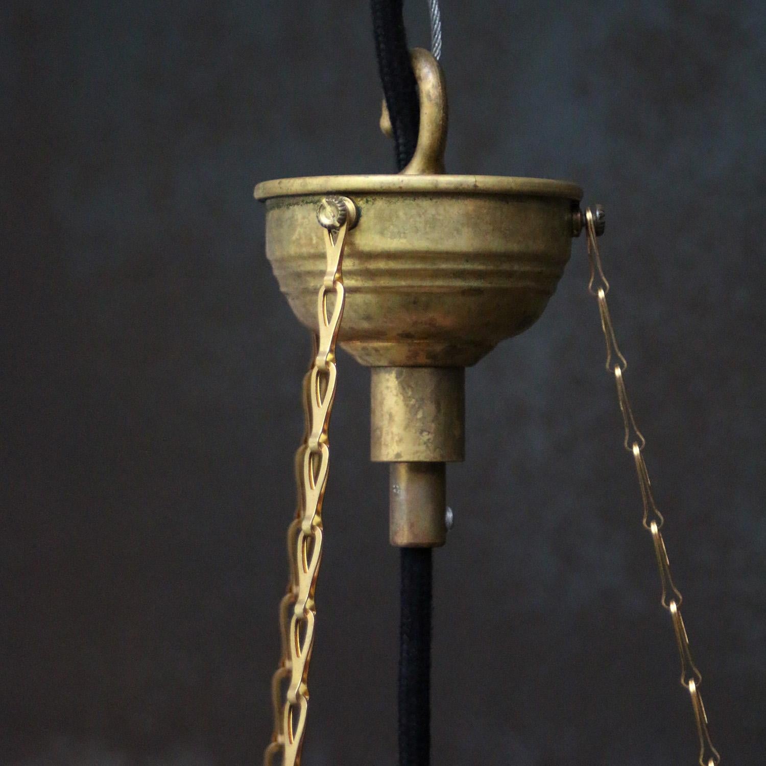 Laiton Suspension Art Déco en laiton français et verre dépoli gravé, années 1920 en vente