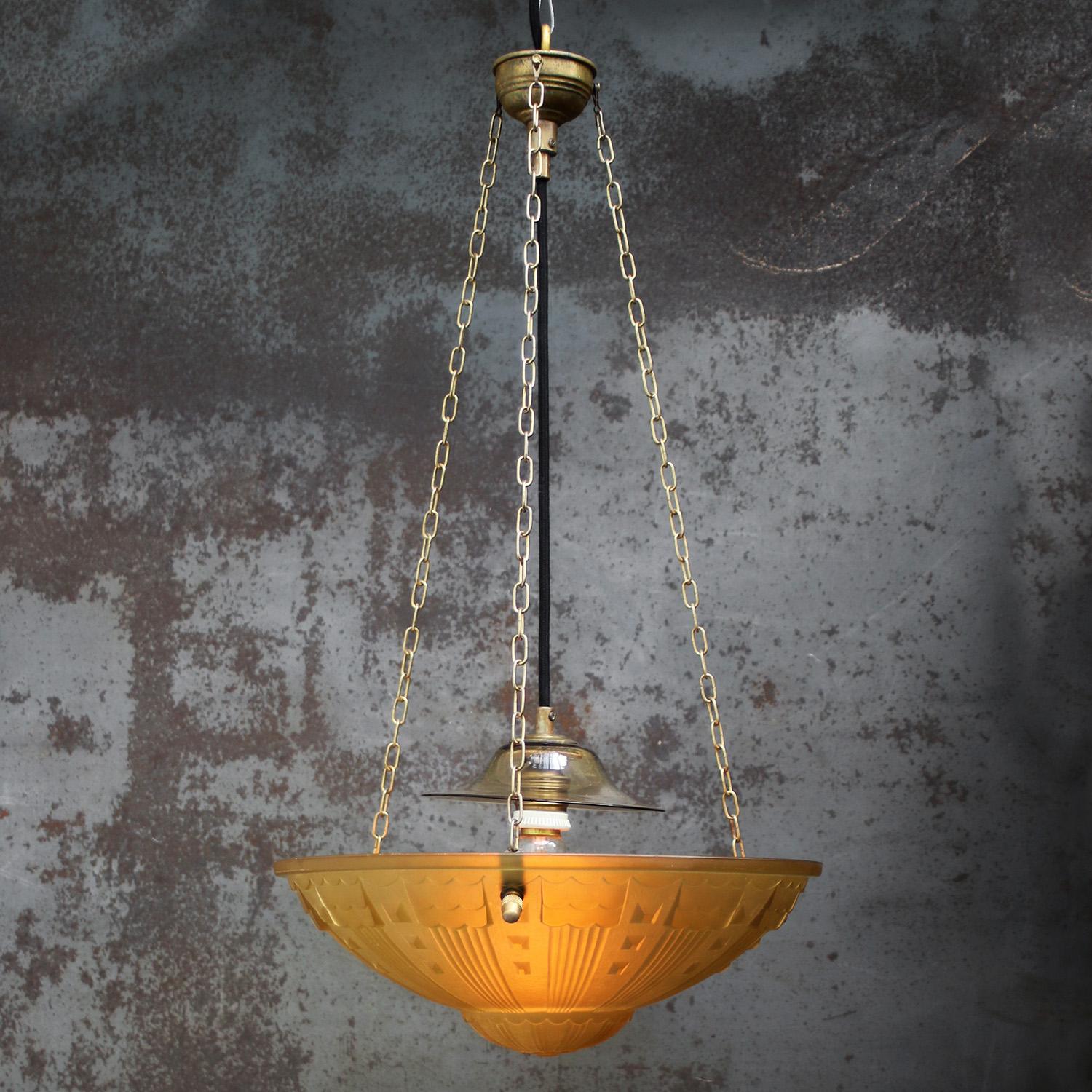 Lampe suspendue Art Déco français 1920, verre ocre et jaune

Chaîne en laiton et couvercle en laiton

Poids : 3,10 kg / 6,8 lb

Le prix est fixé par article individuel. Toutes les lampes ont été rendues conformes aux normes internationales pour les