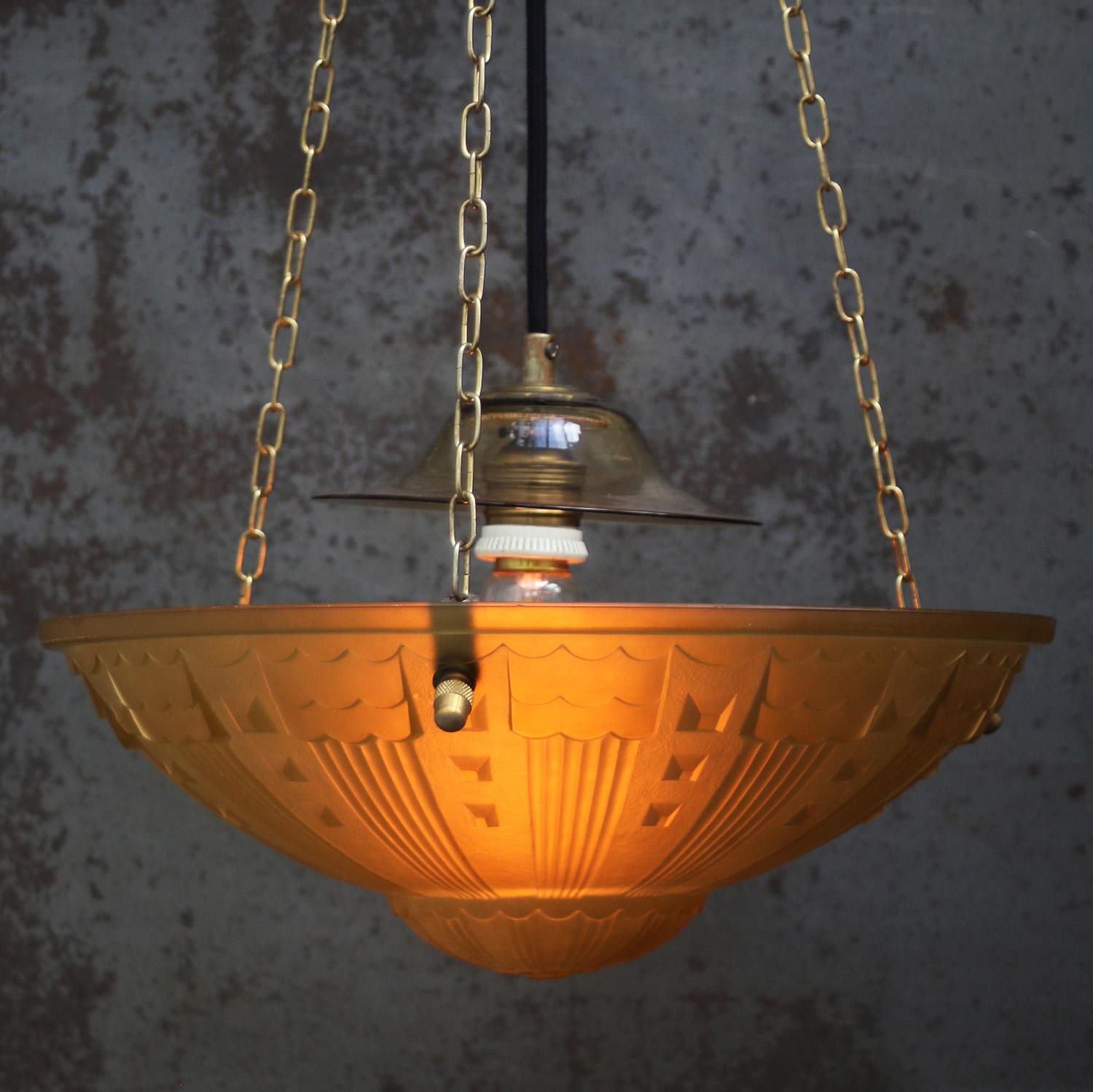 Art déco Suspension Art Déco en laiton français et verre ocre jaune gravé, années 1920 en vente