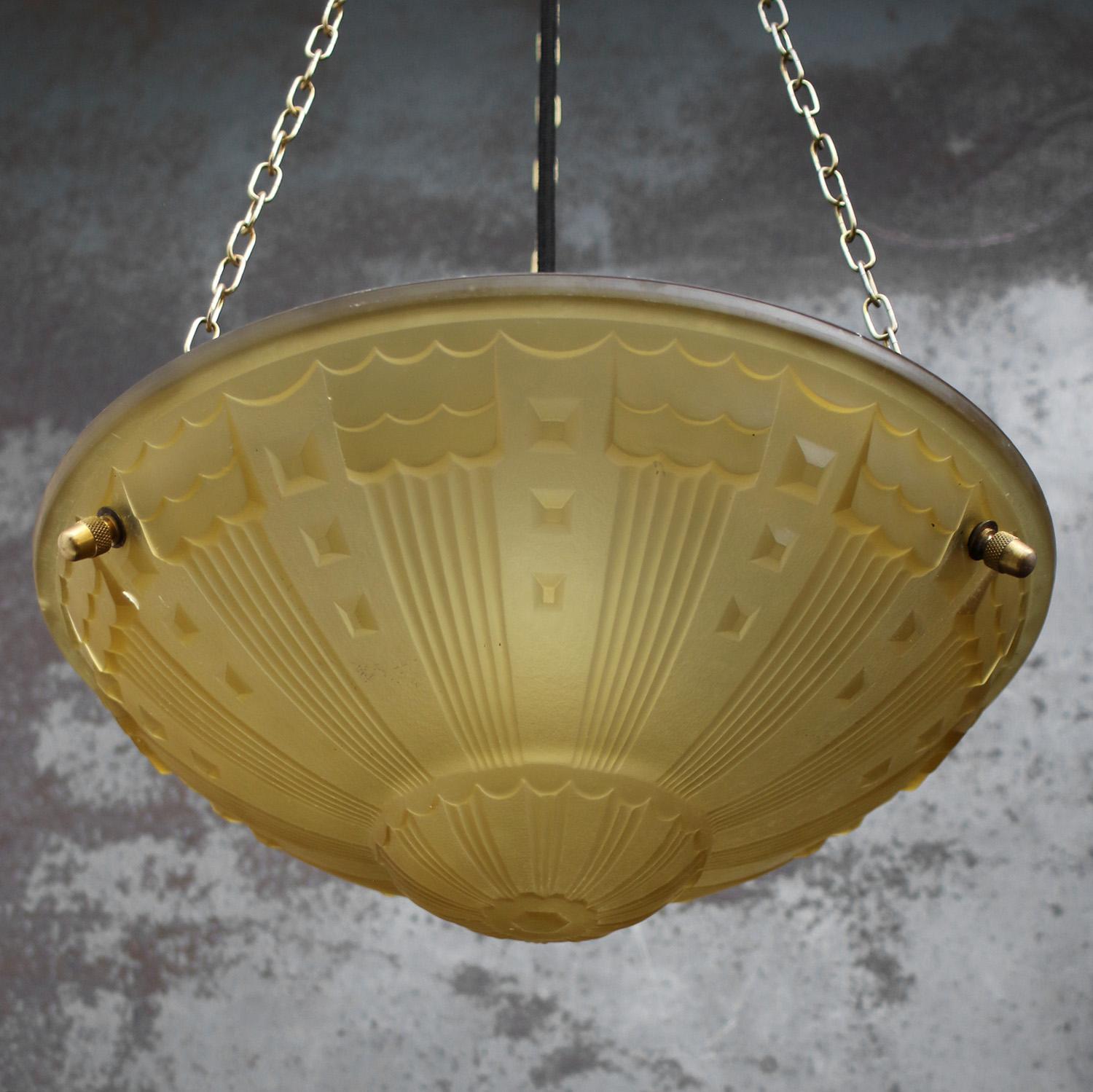 Français Suspension Art Déco en laiton français et verre ocre jaune gravé, années 1920 en vente
