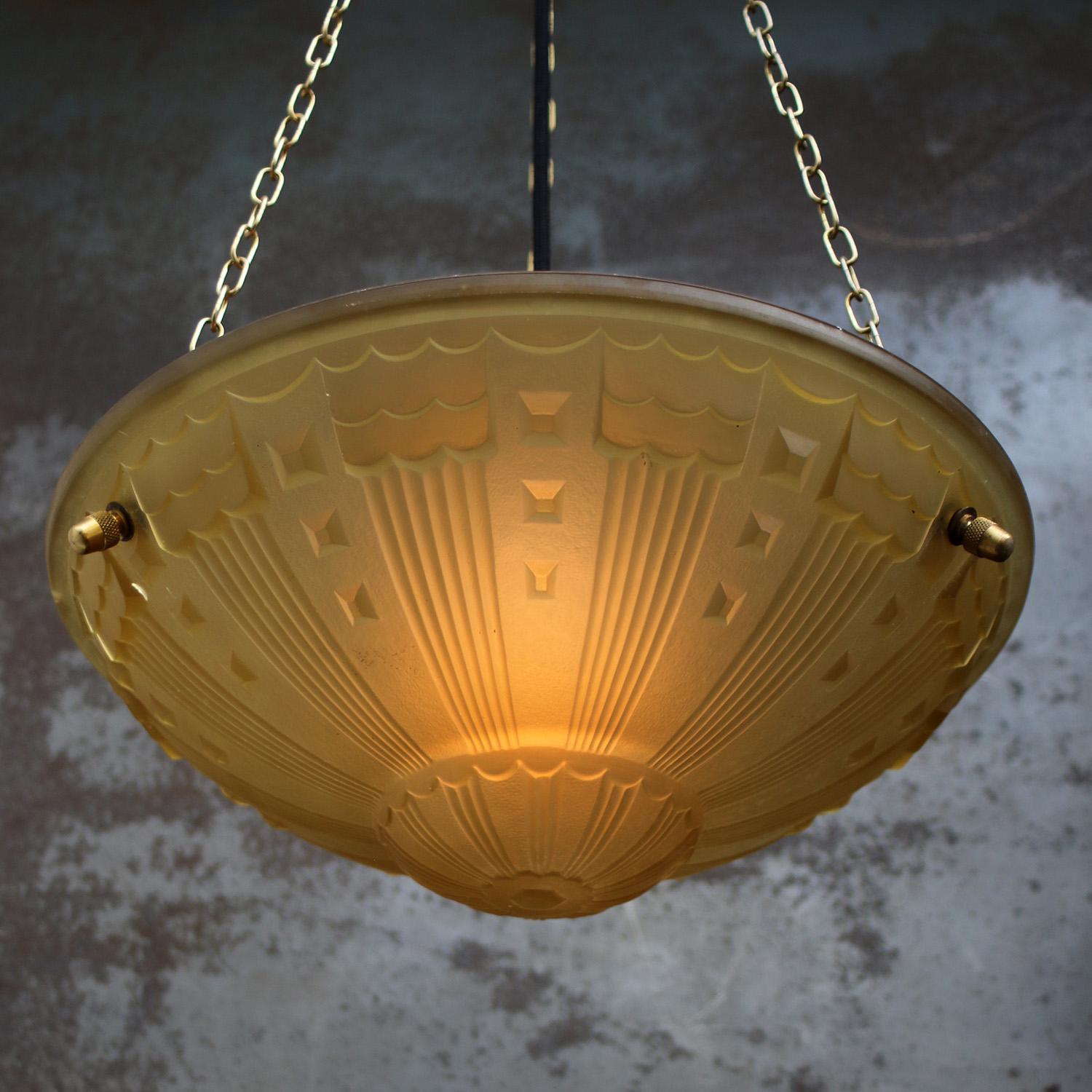 Buriné Suspension Art Déco en laiton français et verre ocre jaune gravé, années 1920 en vente