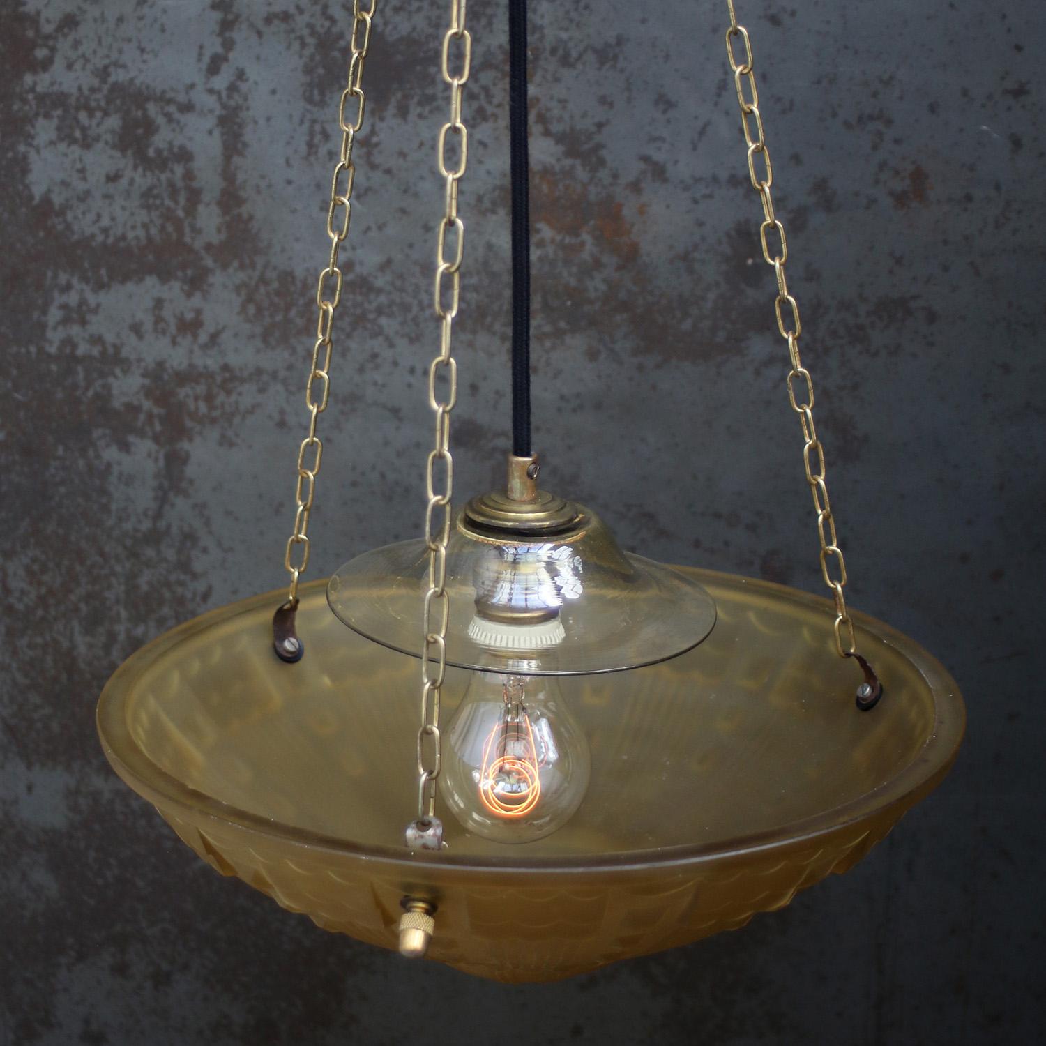 Suspension Art Déco en laiton français et verre ocre jaune gravé, années 1920 Bon état - En vente à Amsterdam, NL