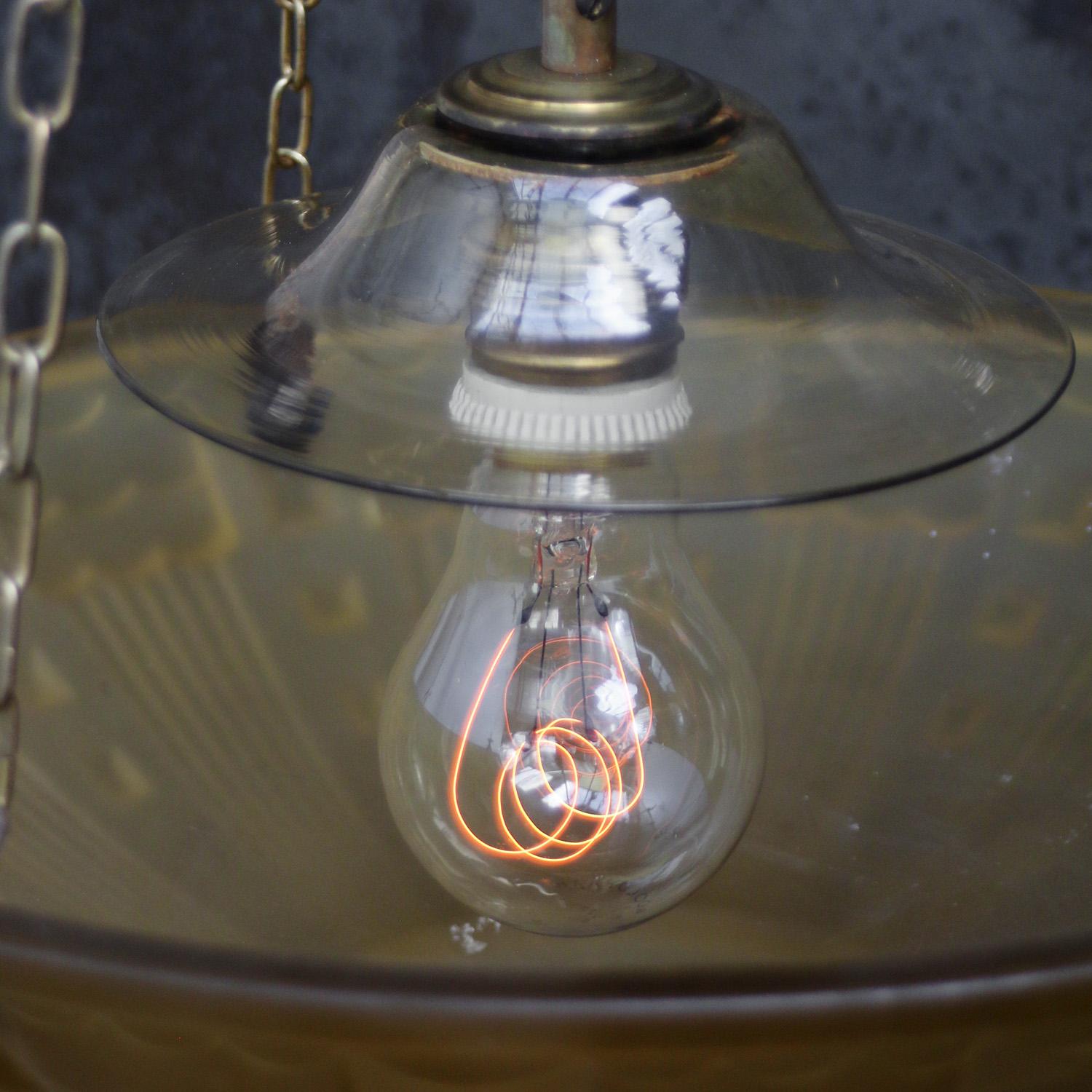 20ième siècle Suspension Art Déco en laiton français et verre ocre jaune gravé, années 1920 en vente
