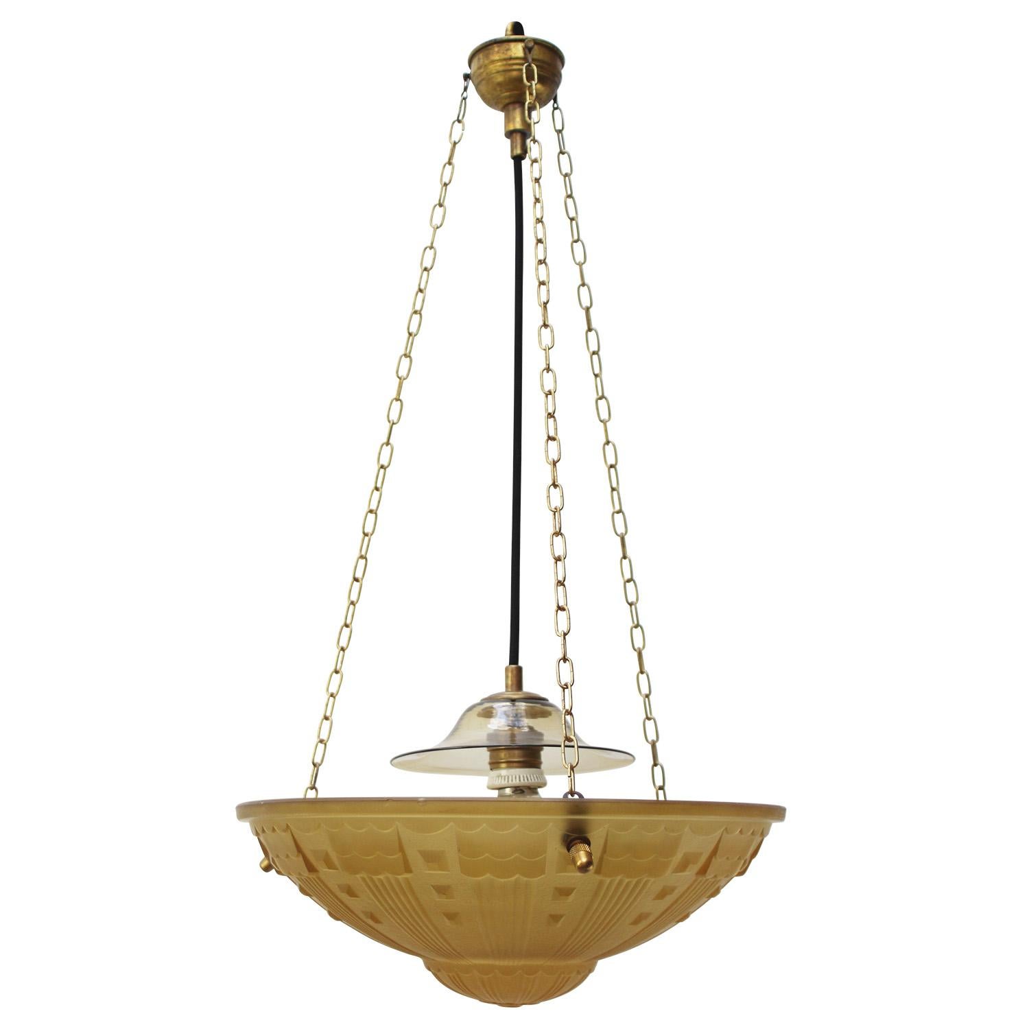 Laiton Suspension Art Déco en laiton français et verre ocre jaune gravé, années 1920 en vente