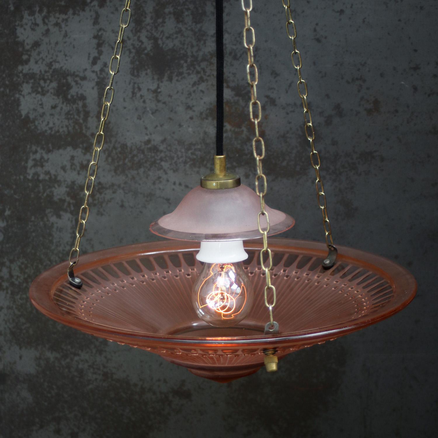 Francese Lampada a sospensione francese Art Déco in ottone e vetro rosa rosso inciso, anni '20 in vendita