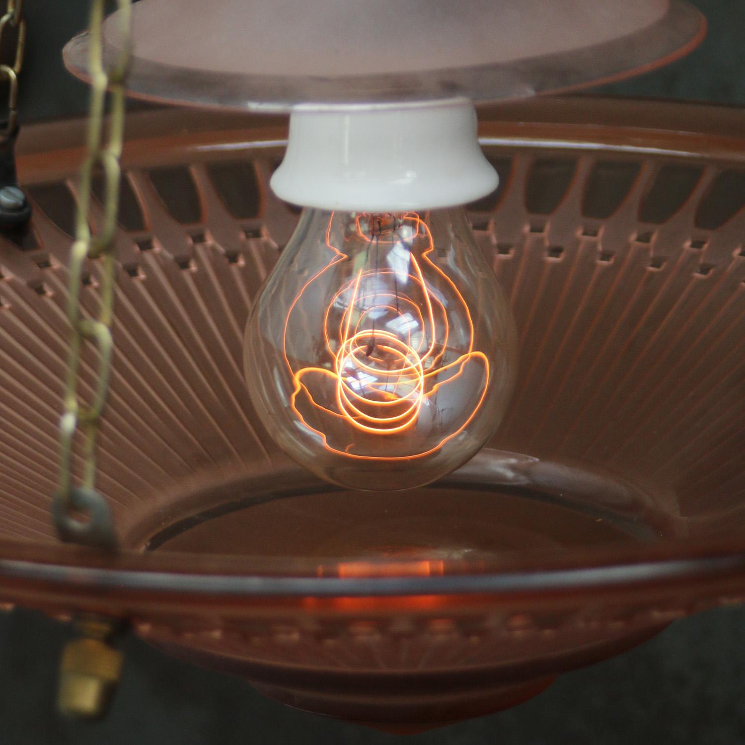 Realizzato con acquaforte Lampada a sospensione francese Art Déco in ottone e vetro rosa rosso inciso, anni '20 in vendita