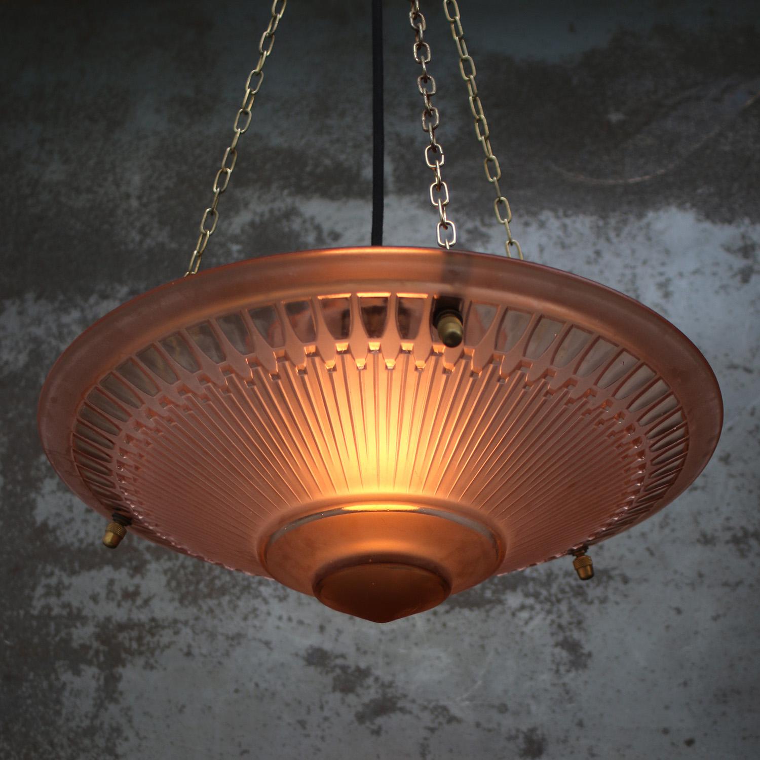 XX secolo Lampada a sospensione francese Art Déco in ottone e vetro rosa rosso inciso, anni '20 in vendita