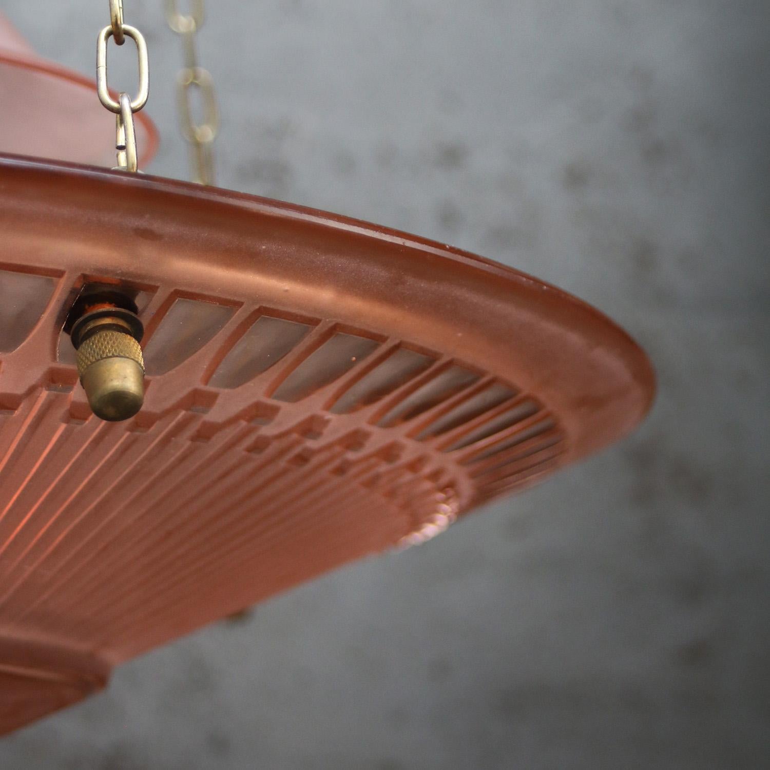 Ottone Lampada a sospensione francese Art Déco in ottone e vetro rosa rosso inciso, anni '20 in vendita