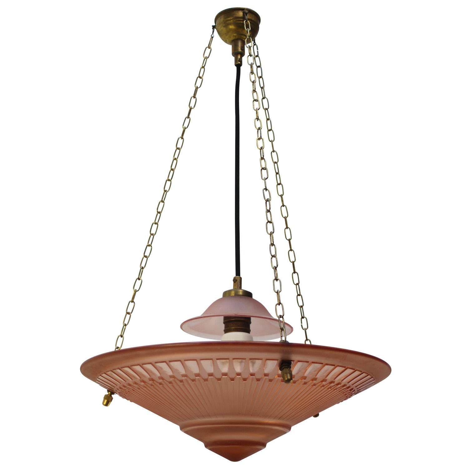 Lampada a sospensione francese Art Déco in ottone e vetro rosa rosso inciso, anni '20 in vendita 1