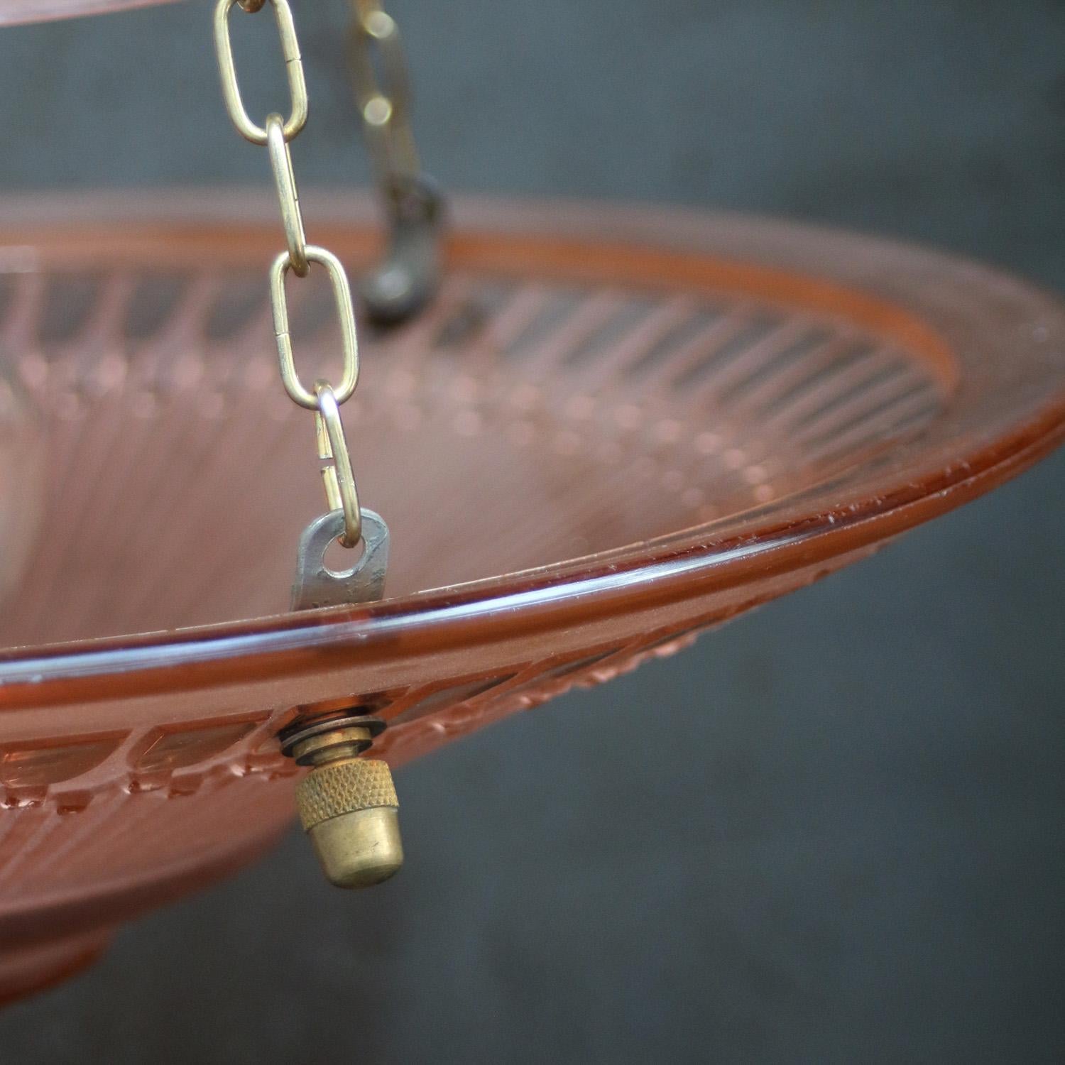 Lampada a sospensione francese Art Déco in ottone e vetro rosa rosso inciso, anni '20 in vendita 2