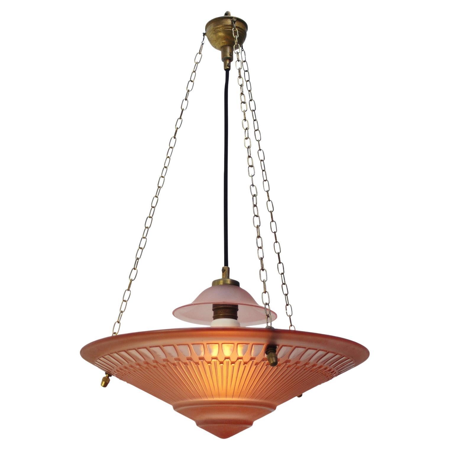 Lampada a sospensione francese Art Déco in ottone e vetro rosa rosso inciso, anni '20 in vendita