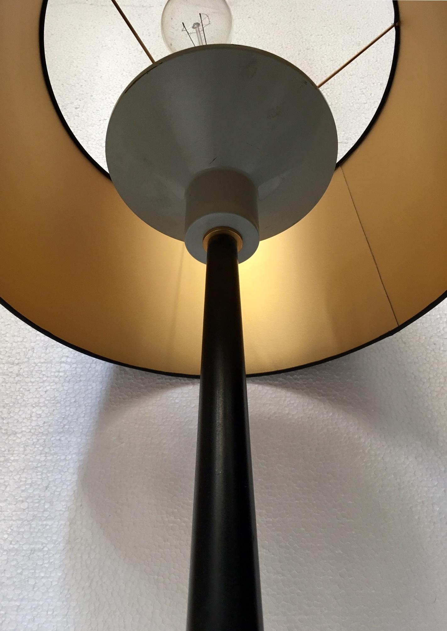 Art Deco Französisch Messing und Metall lackiert Schreibtischlampe (Art déco) im Angebot
