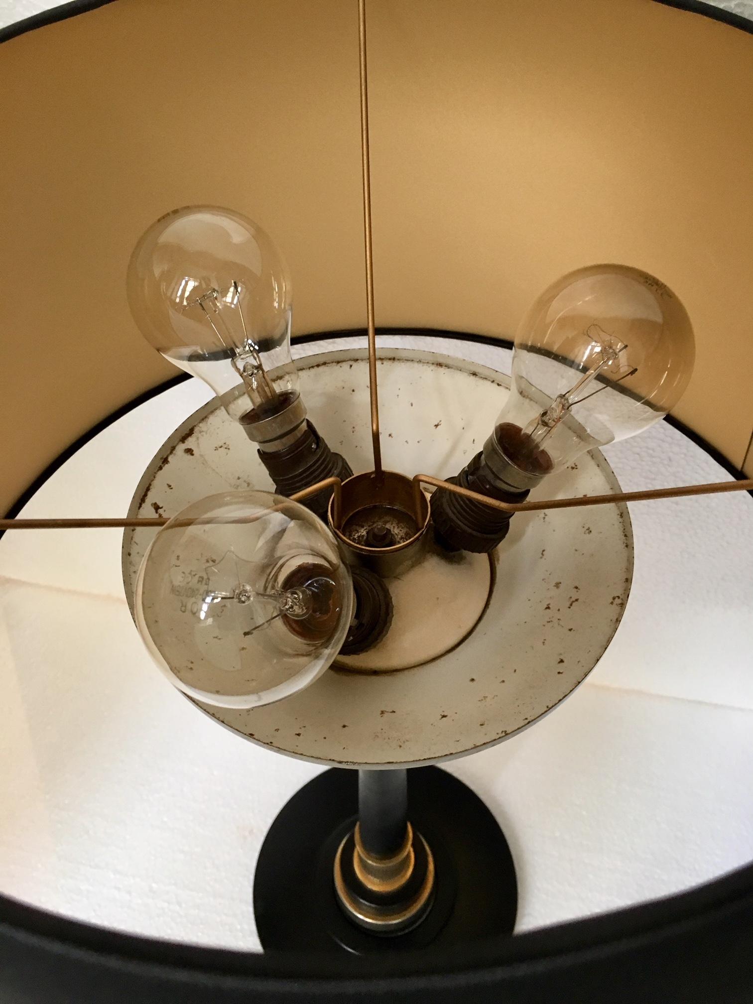 Lampe de bureau Art déco française en laiton et métal laqué Bon état - En vente à Madrid, ES