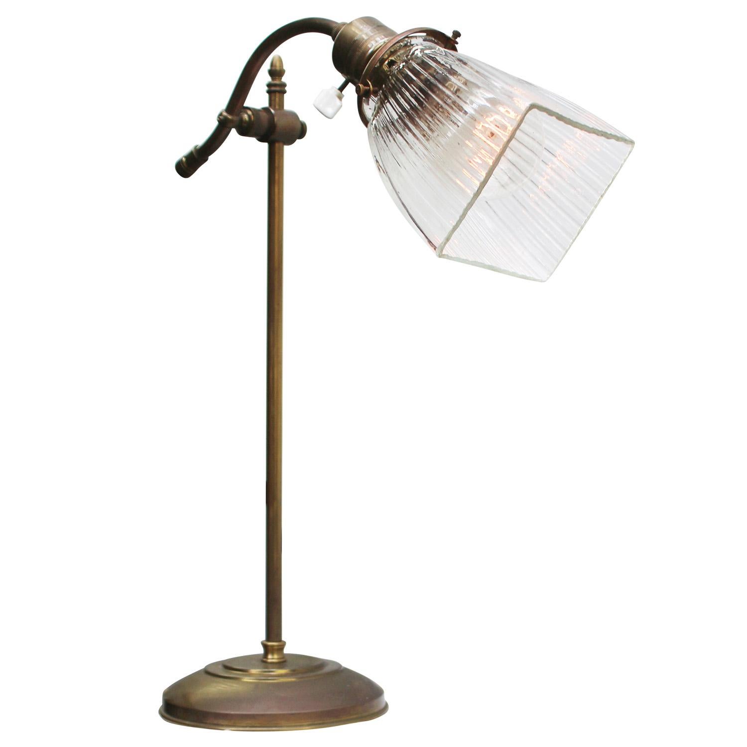 Französisch, Art deco, blaues Glas, Chrom Schreibtischleuchte / Tischlampe
2,5 Meter schwarzes Baumwollkabel, Stecker und Schalter

Glas 9 × 9 cm

B22-Glühlampenfassung

Erhältlich mit UK-/US-Stecker

Der Preis gilt für jeden einzelnen Artikel. Alle