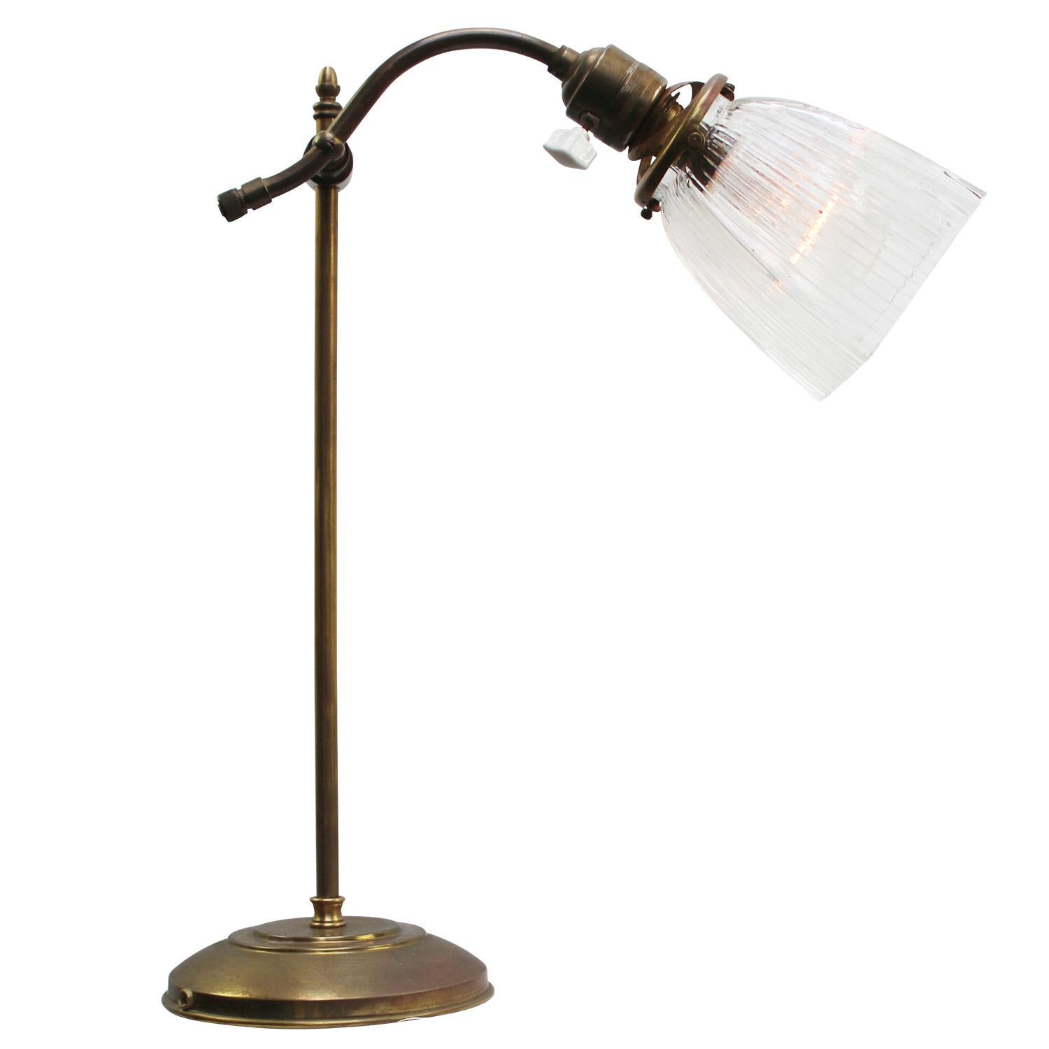 Lámpara de escritorio / sobremesa francesa, Art decó, cristal transparente, latón
2,5 metros de cable negro de algodón, enchufe e interruptor

Cristal 9 × 9 cm

Portalámparas B22 (bayoneta)

Disponible con enchufe UK / US

Precio por unidad. Todas