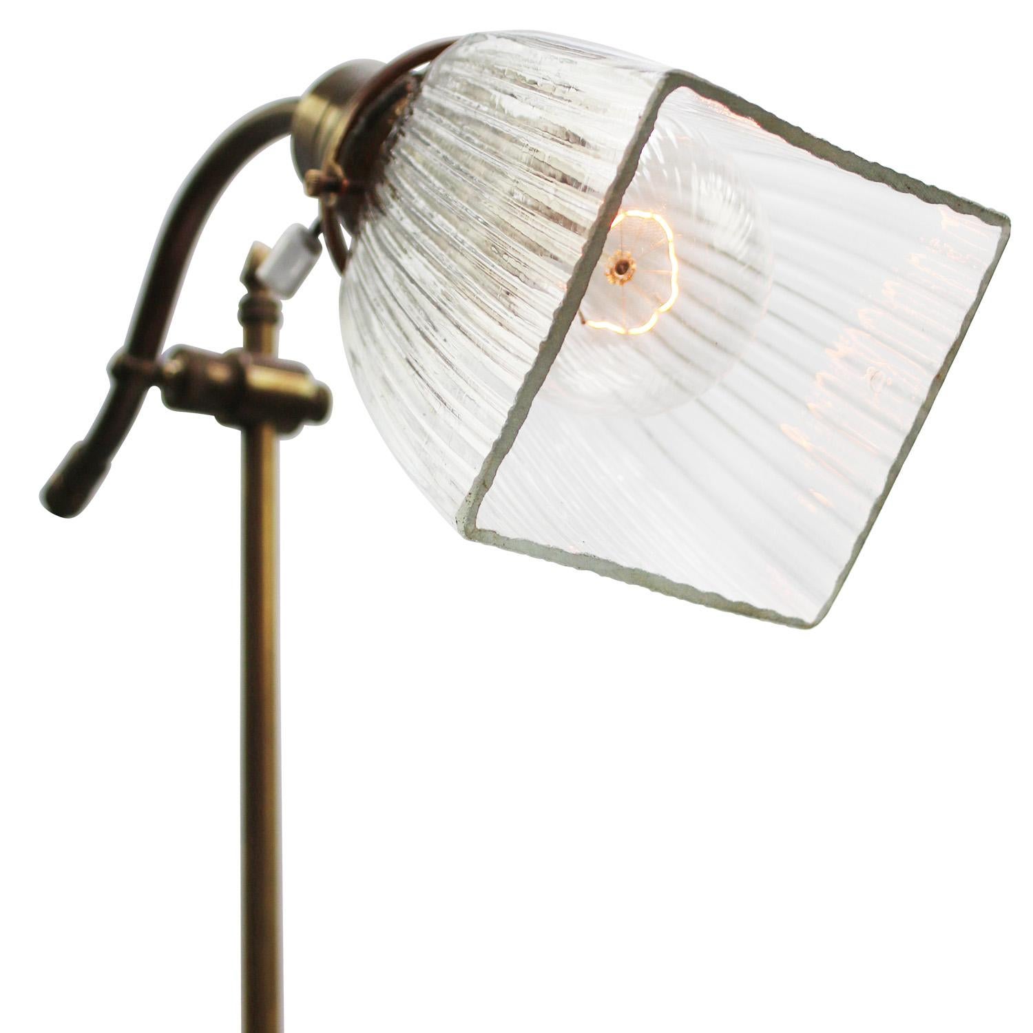 Lámpara de sobremesa Art Decó francesa de latón y cristal transparente Francés en venta