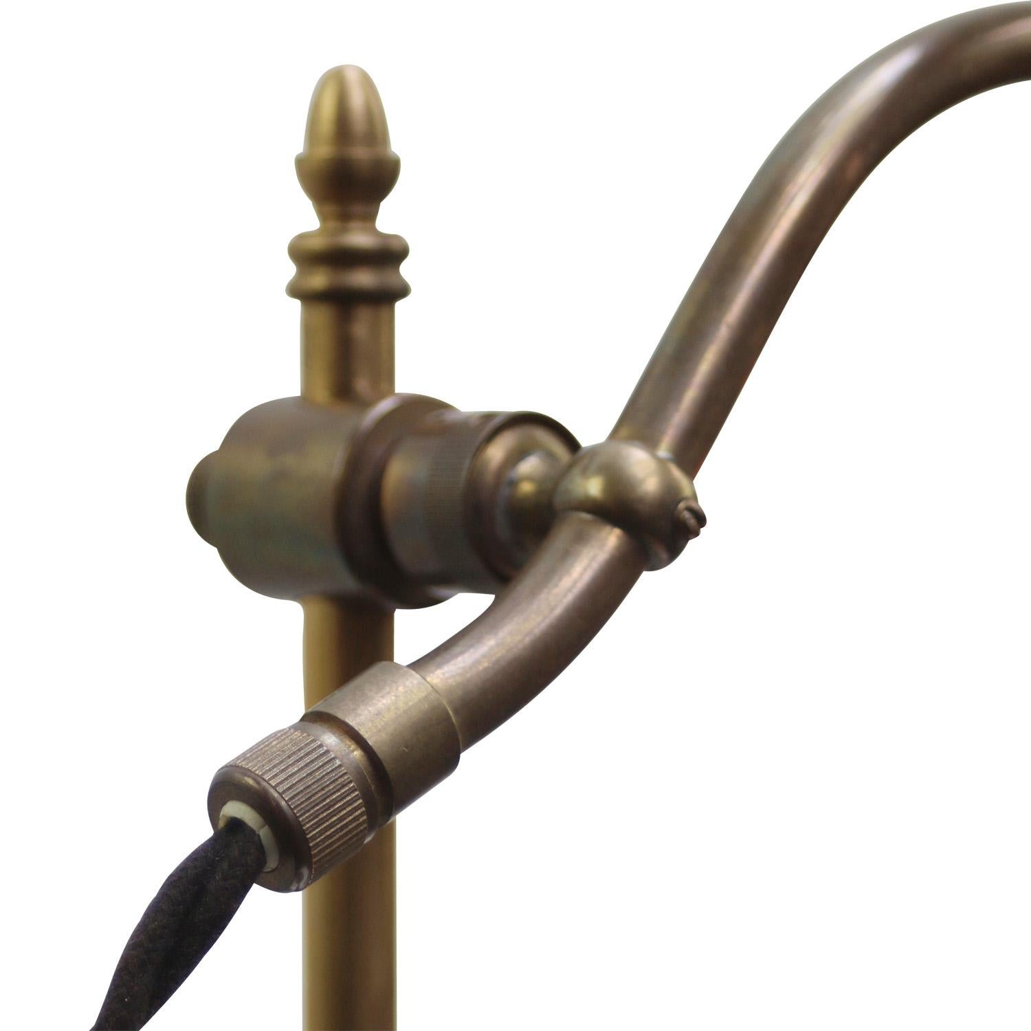 Lámpara de sobremesa Art Decó francesa de latón y cristal transparente principios del siglo XX en venta