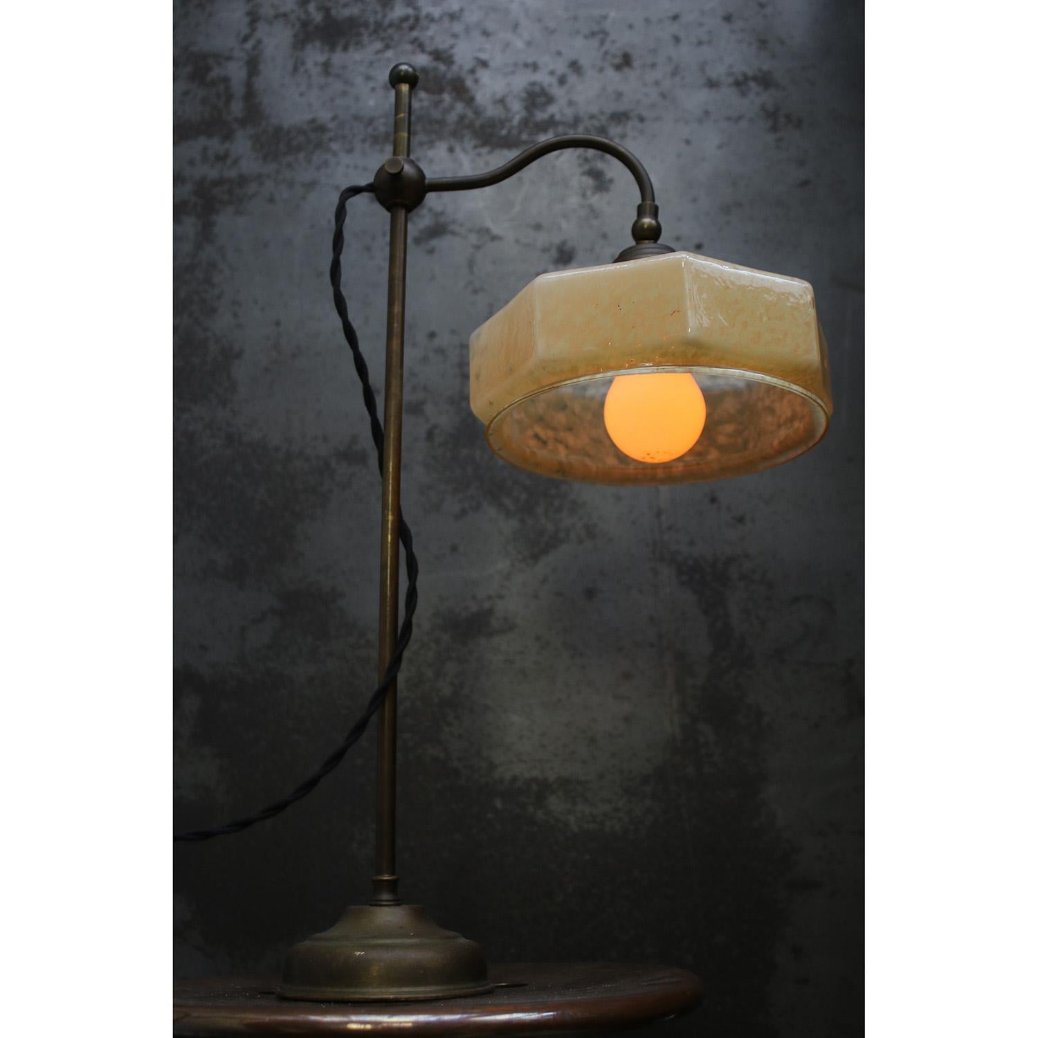 Lámpara de escritorio / sobremesa francesa Art Decó 'Clichy' de vidrio amarillo y latón
2,5 metros de cable negro de algodón, enchufe e interruptor

Disponible con enchufe UK / US

Peso : 4,50 kg / 9,9 lb

Precio por unidad. Todas las lámparas se
