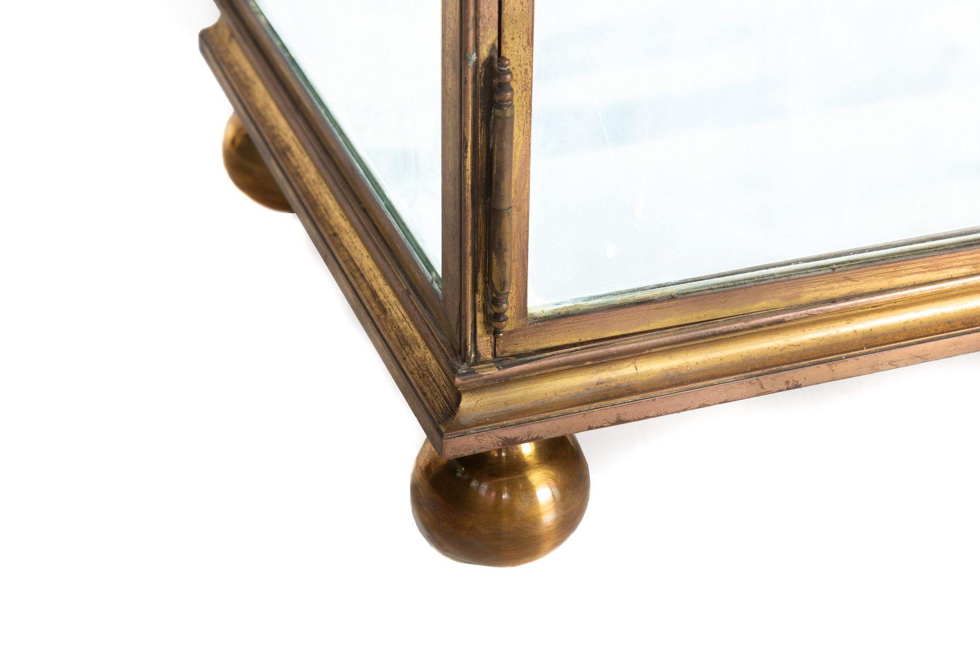 Art Deco French Bronze, Brass and Glass Display Cabinet circa 1930s For Sale 4