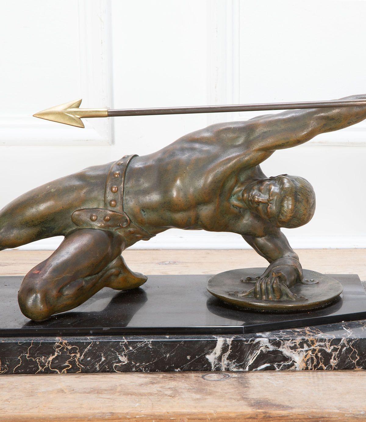 Splendida scultura in bronzo Art Déco francese raffigurante un gladiatore con lancia e scudo.
Circa 1925, firmato Desire Grisard.
Bronzo montato su base di ardesia belga nera e marmo nero venato.