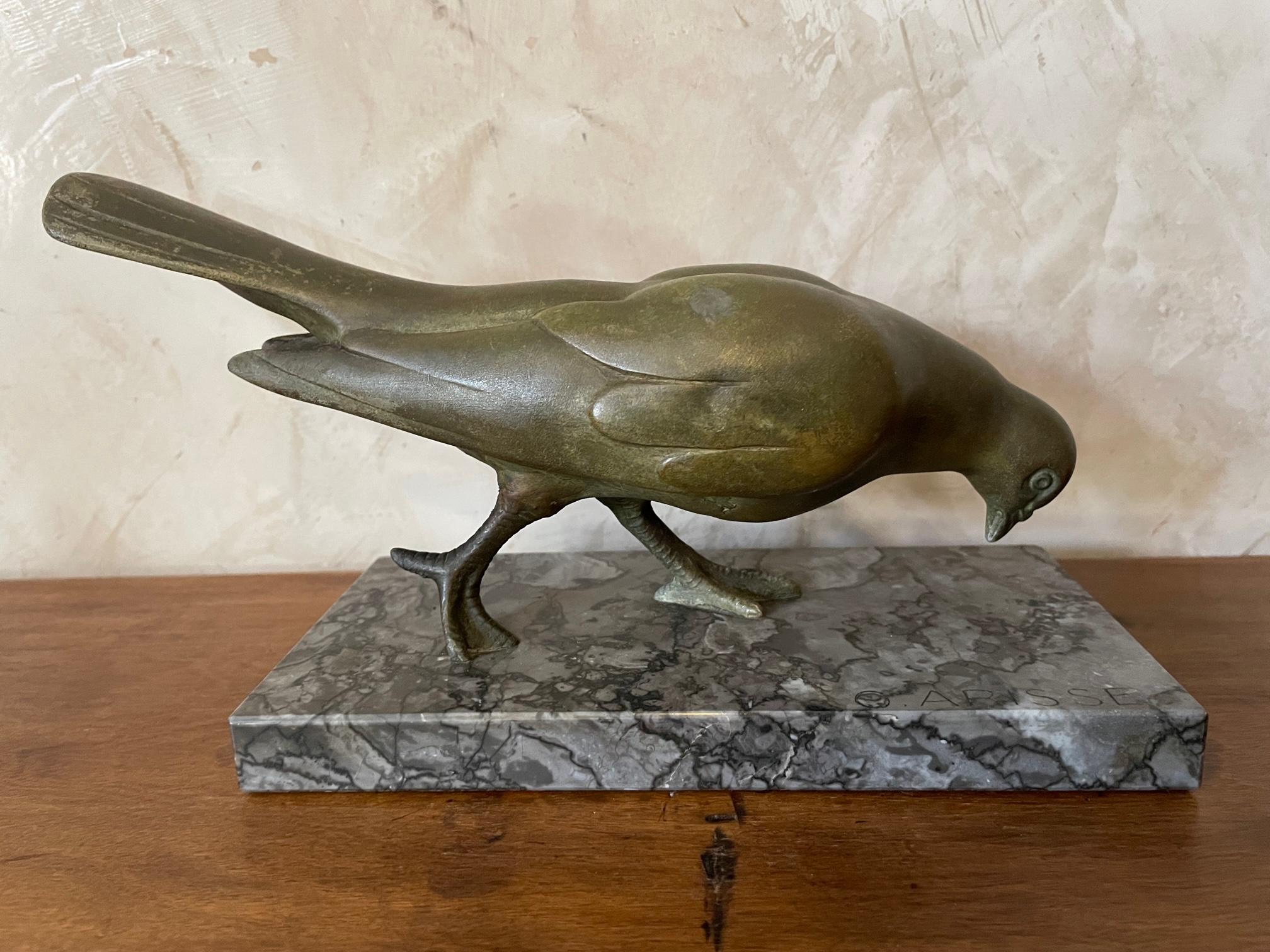 Art Deco Französisch Bronze Taube auf einem Marmorsockel signiert G. Arisse (Art déco) im Angebot