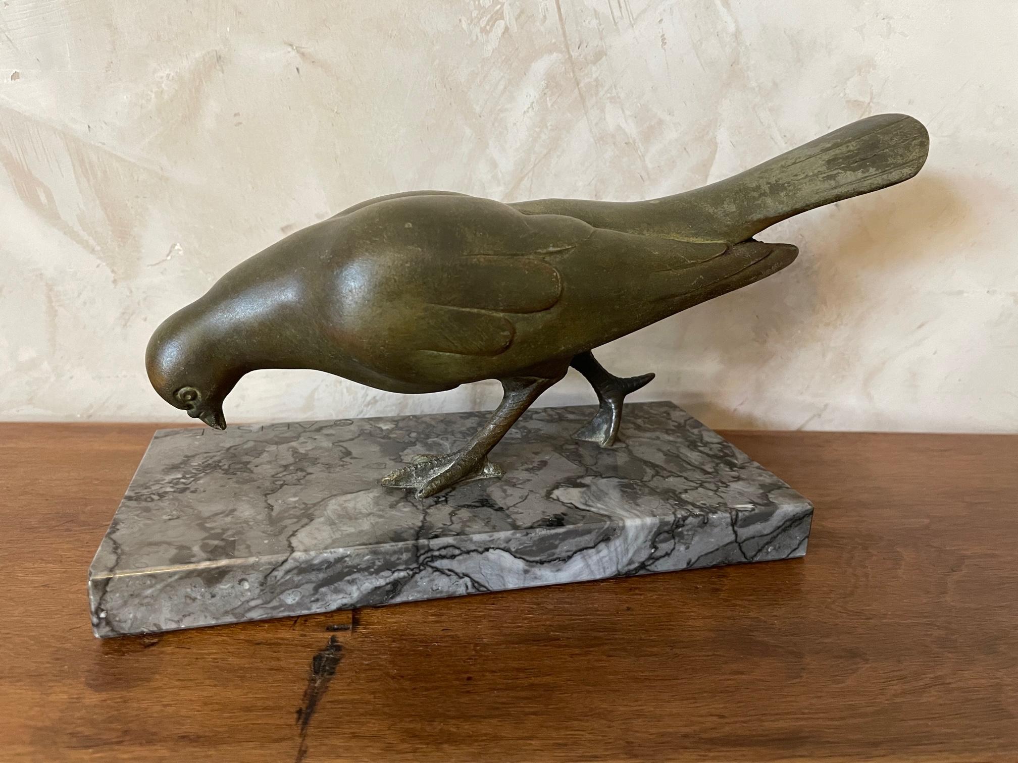 Art Deco Französisch Bronze Taube auf einem Marmorsockel signiert G. Arisse im Angebot 3