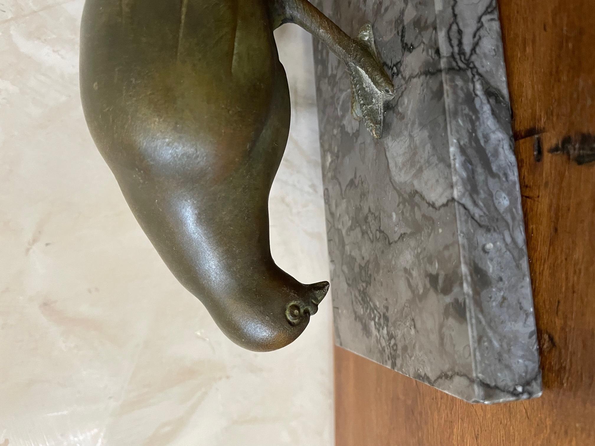 Art Deco Französisch Bronze Taube auf einem Marmorsockel signiert G. Arisse im Angebot 4