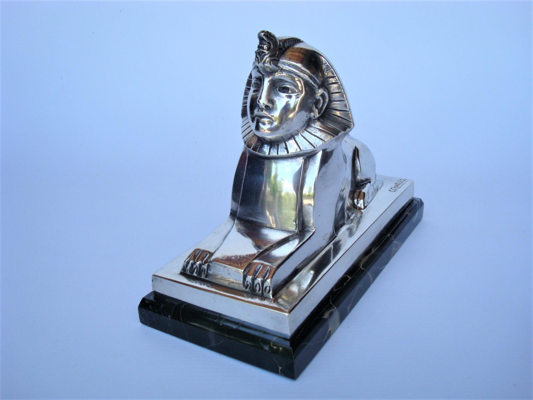 Sculpture française Art Déco en bronze représentant un Sphinx. Signé C. Charles
Sculpture en bronze du Sphinx de Gizeh en Égypte, sur une base rectangulaire en marbre.
Signé C. Charles et estampillé France.