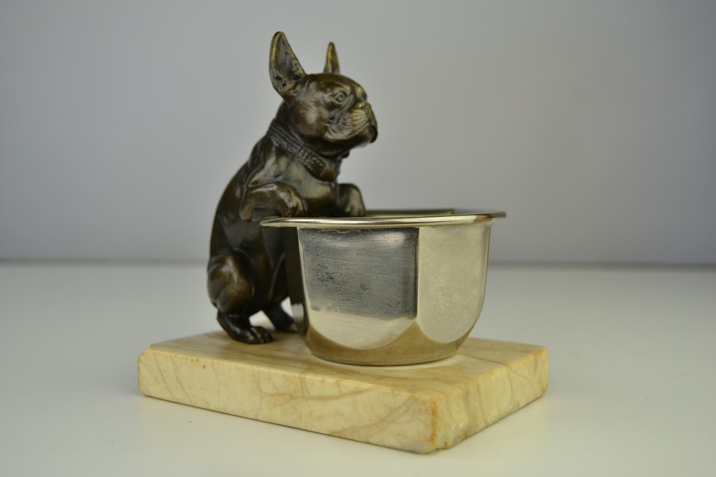 Art Deco French Bulldog Figurine Hanging over a Bowl Mounted on Marble Base  In Good Condition In Antwerp, BE