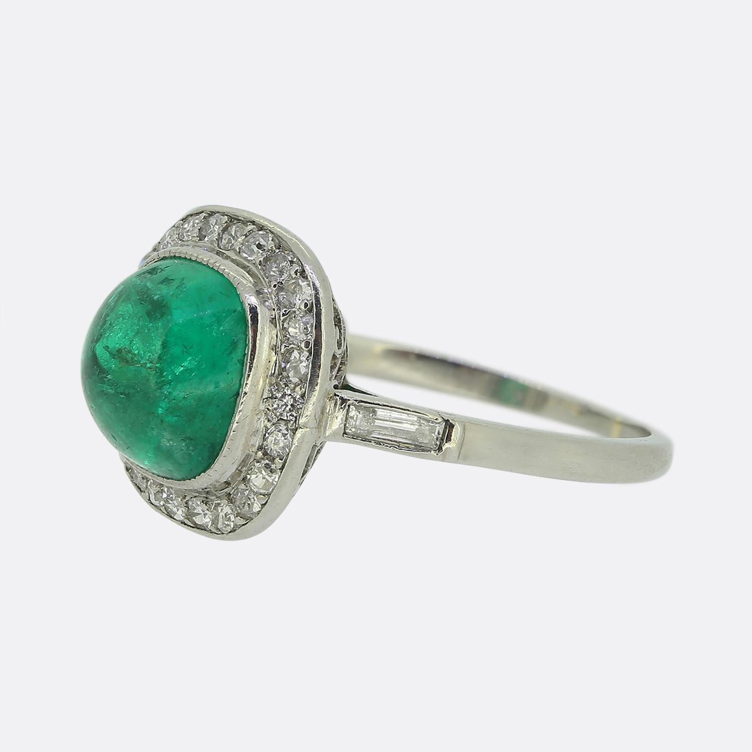 Qui abbiamo un delizioso anello con smeraldo e diamante che risale all'epoca dell'Art Déco. L'anello è realizzato in platino e lo smeraldo centrale è di origine colombiana e possiede una ricca tonalità verde. È circondato da un bordo di diamanti