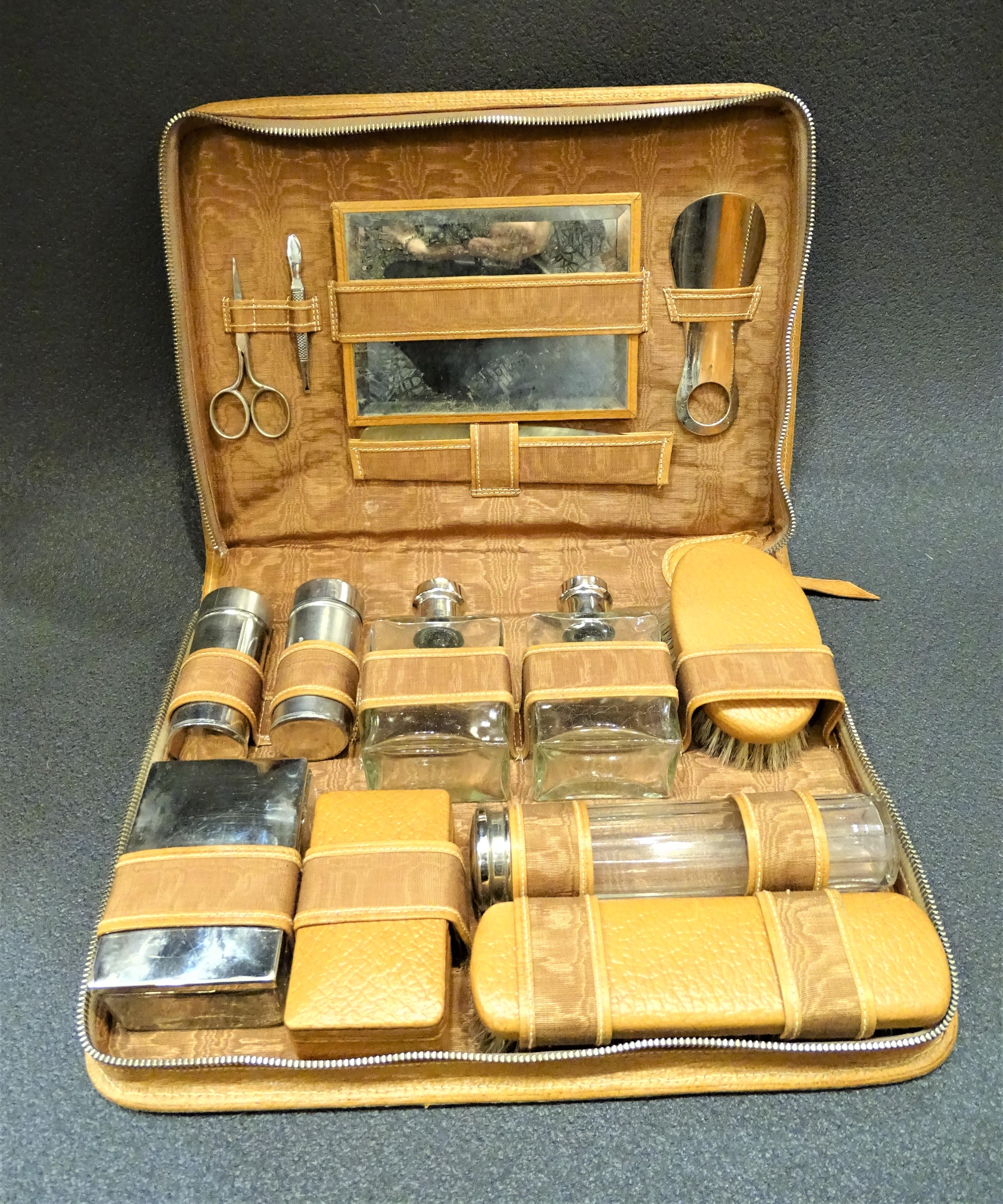 Stunning case in men's toilette leather, Art Deco, France, circa 1930, brand new. In cognac color extraordinary leather

Set composed of blown glass cans, leather boxes, scissors, antler comb, mirror, steel canisters etc... in perfect condition.