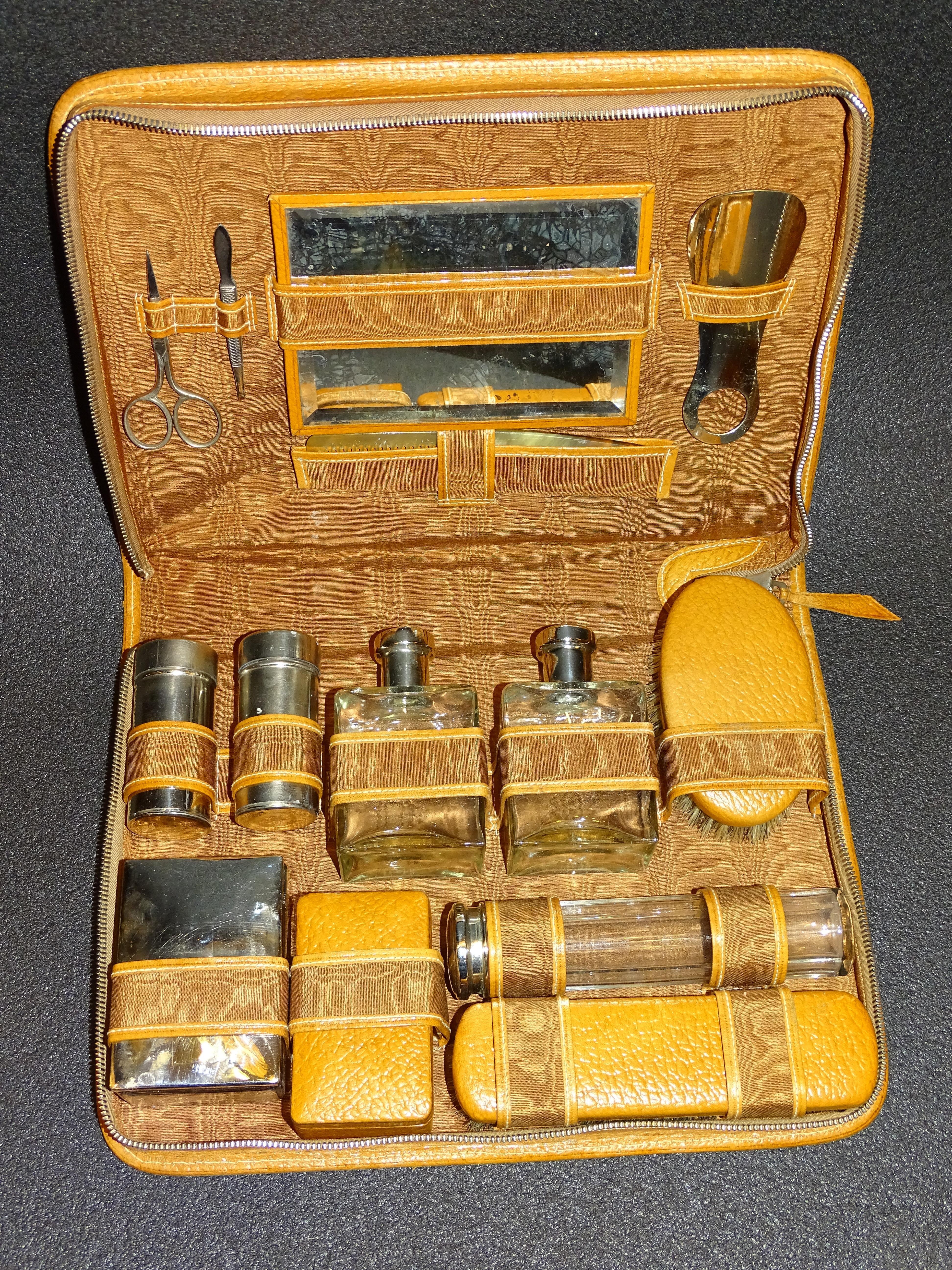 Art Deco French Case in Men’s Toilette Cognac Color Leather, 1930 In Good Condition In Valladolid, ES